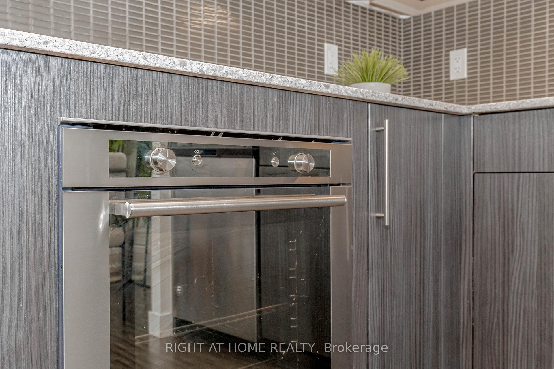 2093 Fairview Street Unit 709 - Condo photo 10 of 45 in Burlington, Ontario