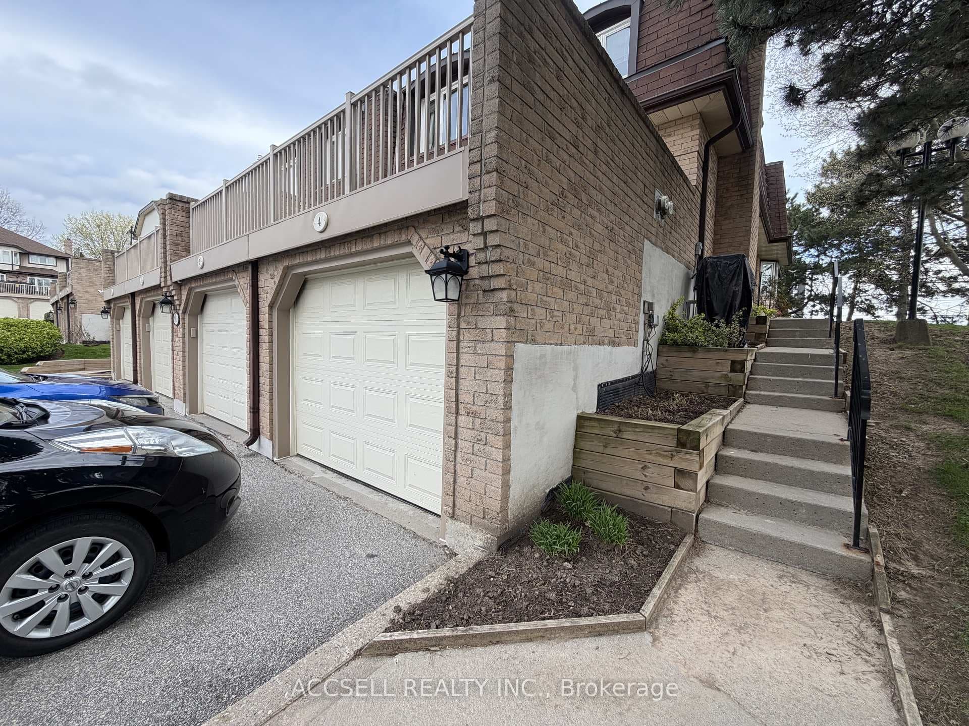 1510 Upper Middle Road Unit 4 - Condo photo 1 of 3 in Burlington, Ontario