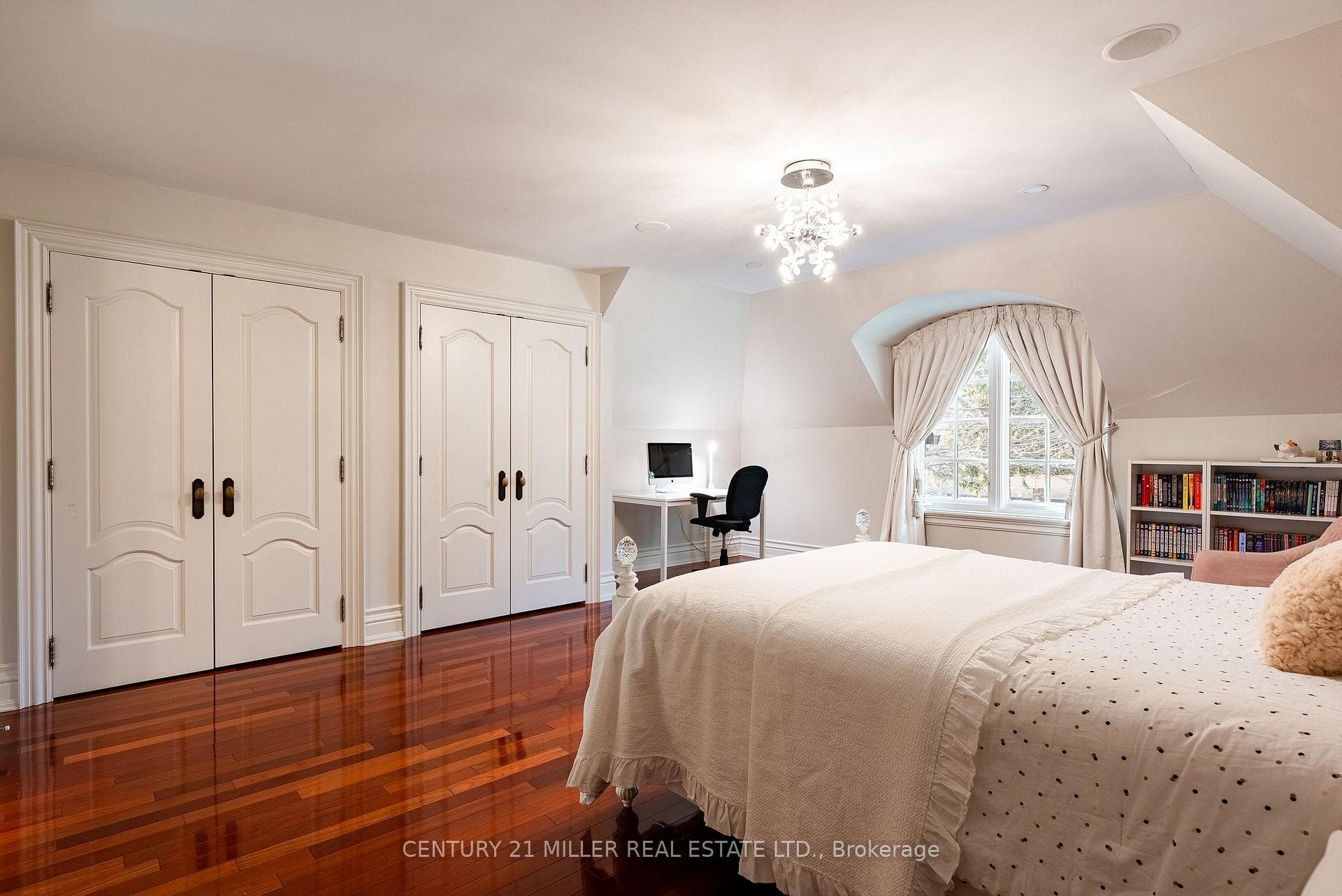 2096 Lakeshore Road - Detached photo 33 of 48 in Oakville, Ontario