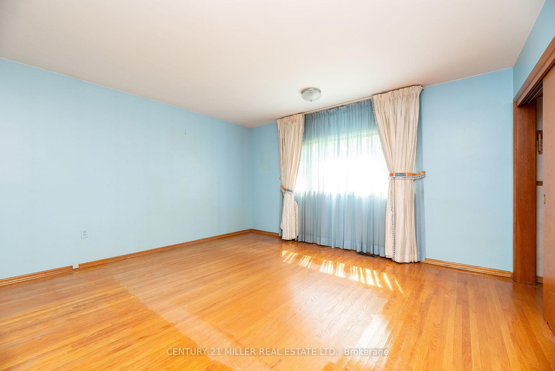 2048 Elmhurst Avenue - Detached photo 16 of 21 in Oakville, Ontario