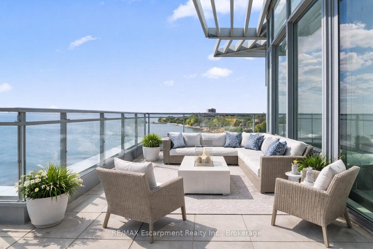 3500 Lakeshore Road Unit 827 - Condo photo 4 of 27 in Oakville, Ontario