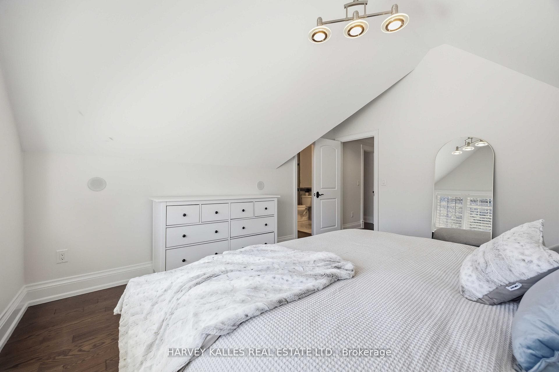 27 Ashley Park Road - Detached photo 24 of 49 in Etobicoke (Islington / Rexdale), Ontario