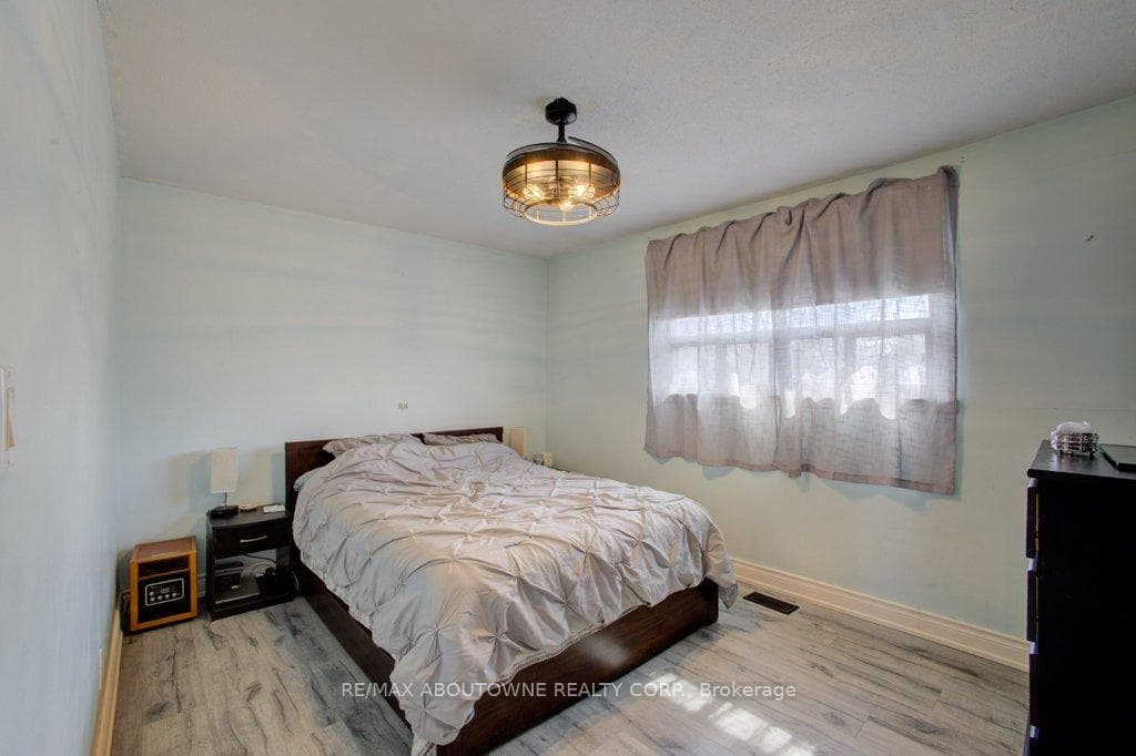 114 Ringwood Road - Detached photo 12 of 20 in Oakville, Ontario