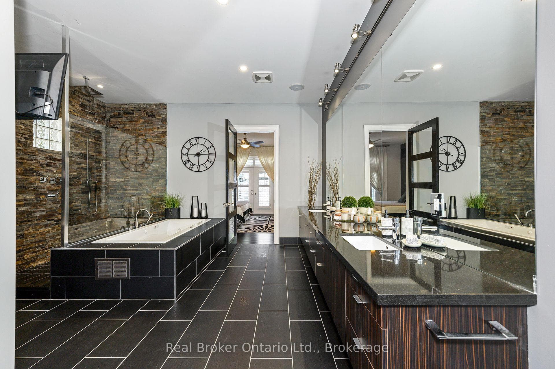 4507 Lakeshore Road - Detached photo 22 of 50 in Burlington, Ontario