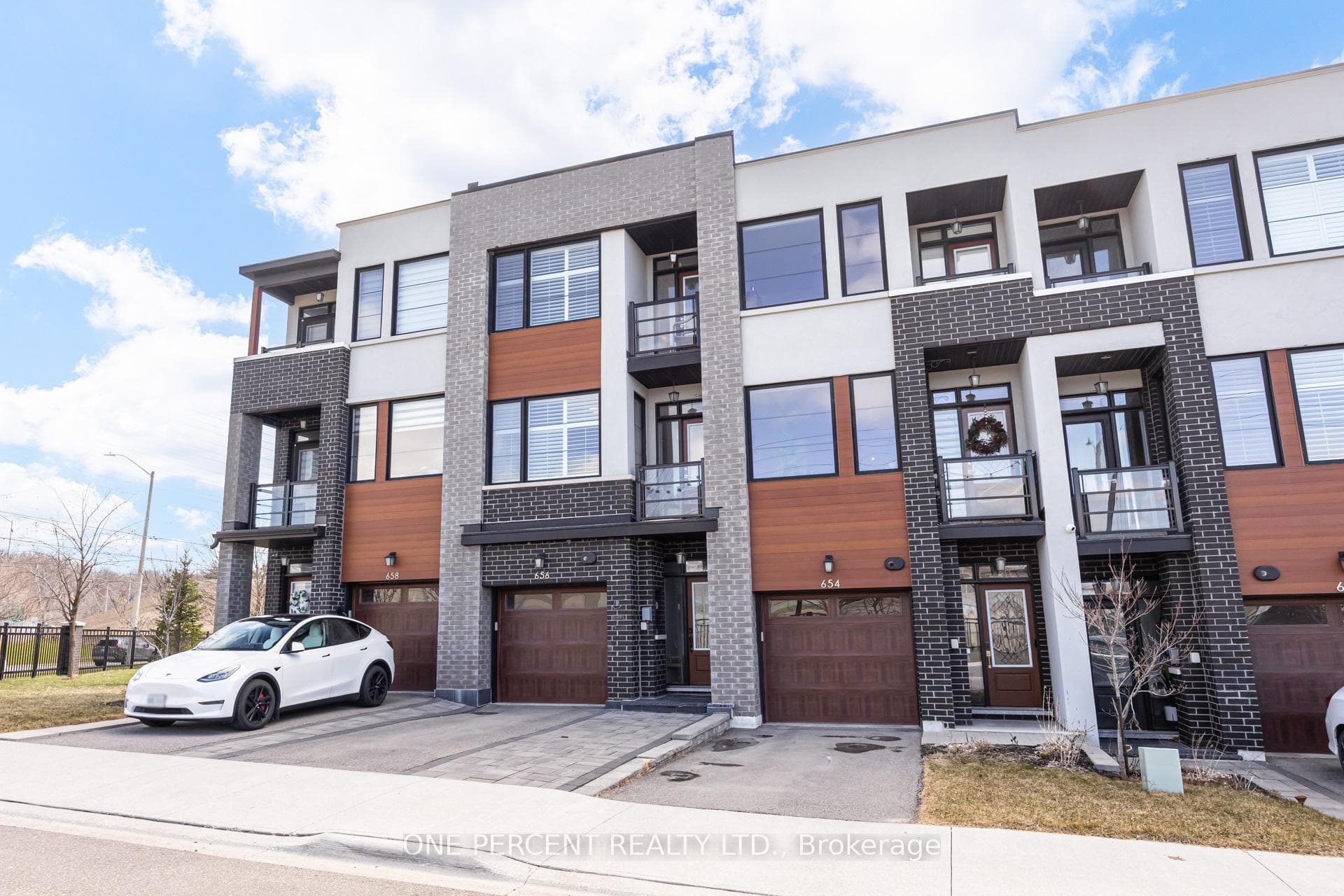 656 Tupelo Court - Townhouse photo 2 of 45 in Mississauga, Ontario