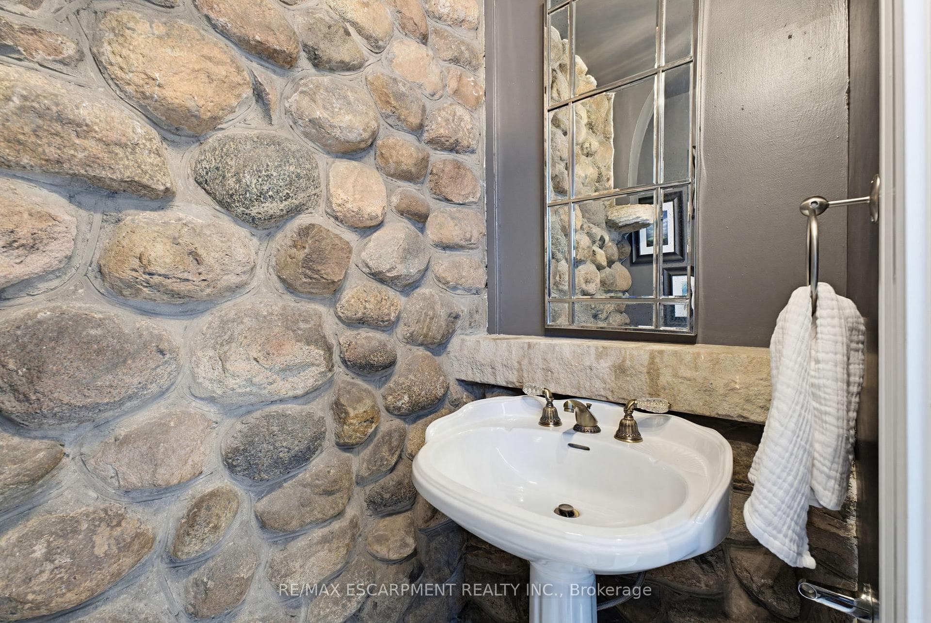 3083 LAKESHORE Road - Detached photo 15 of 50 in Burlington, Ontario