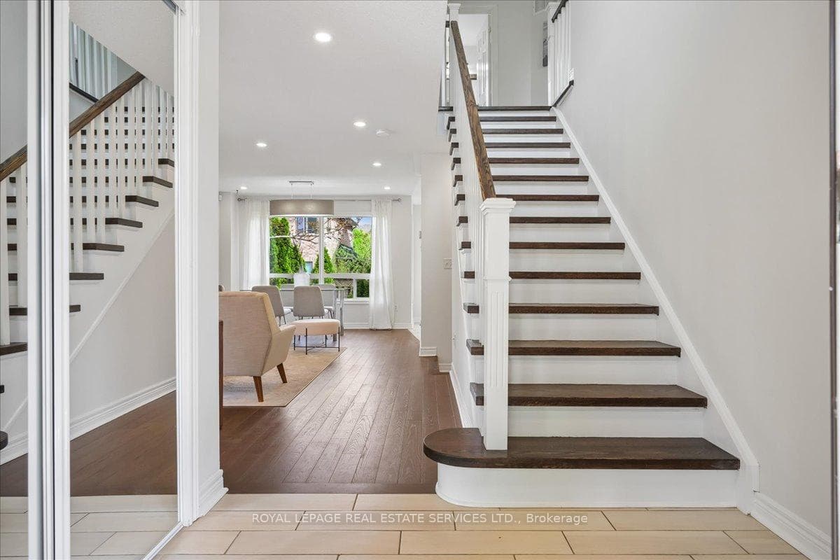 1493 Derby County Crescent - Detached photo 4 of 43 in Oakville, Ontario