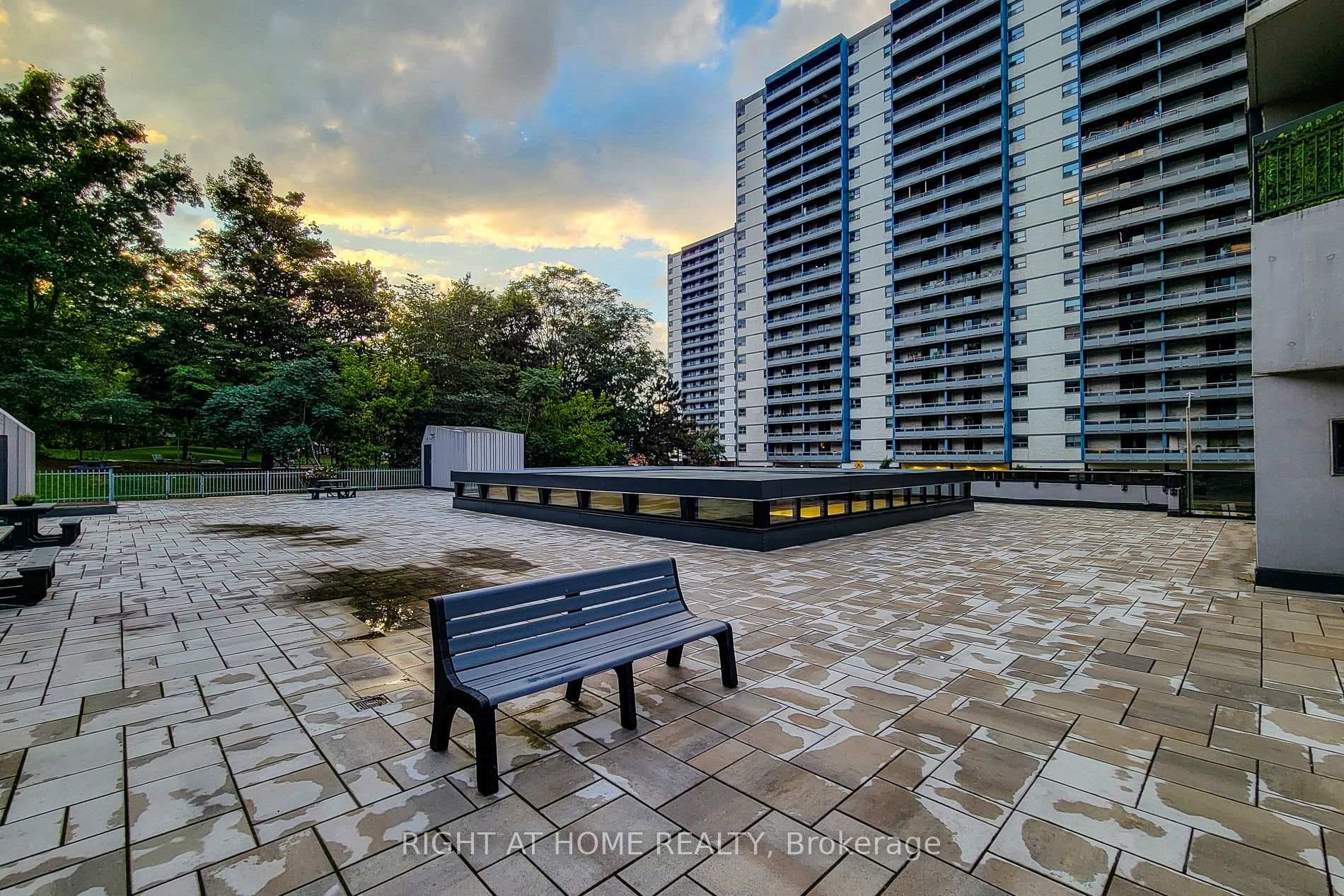150 Charlton Avenue Unit 601 - Condo photo 4 of 26 in Hamilton, Ontario