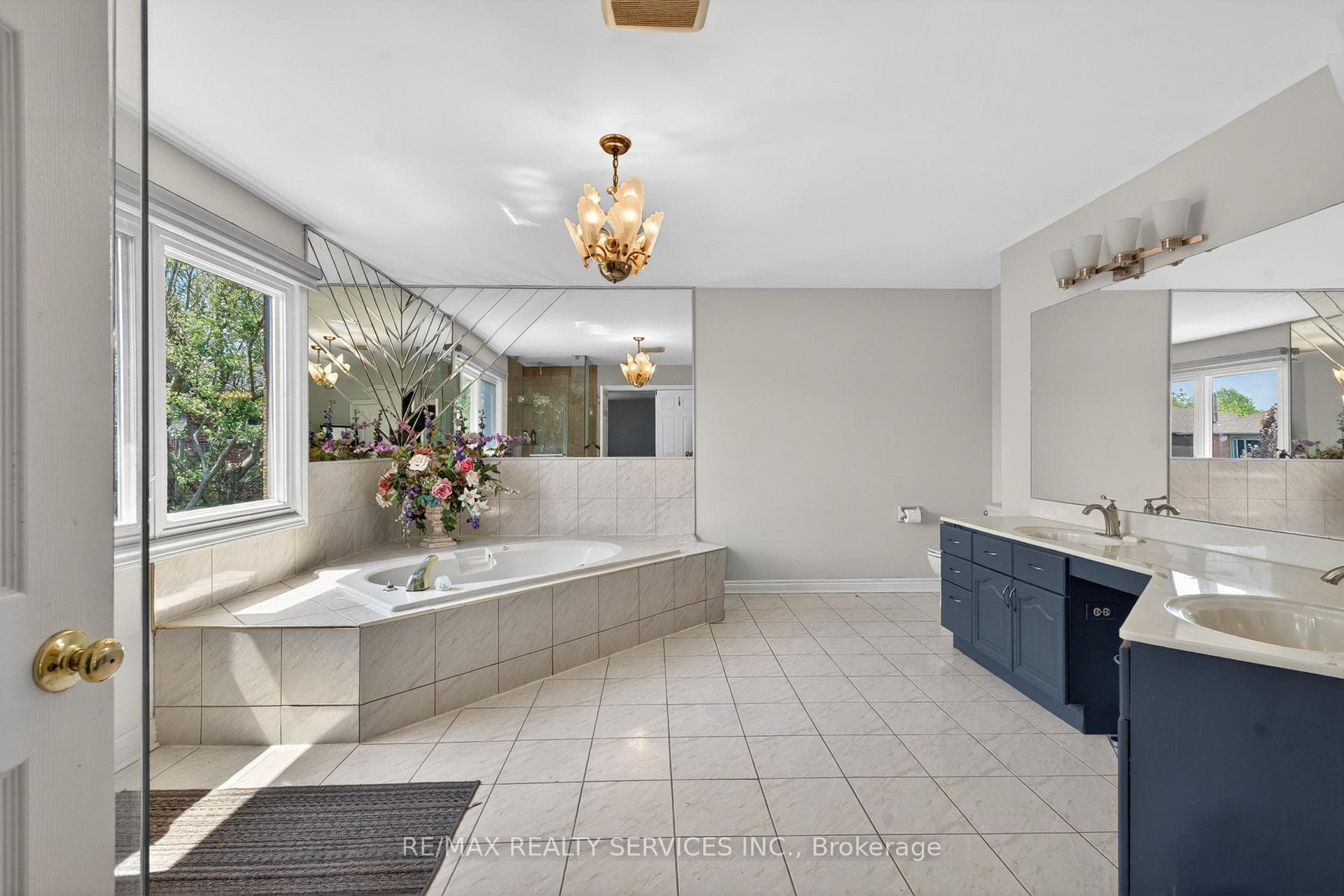 2069 Schoolmaster Circle - Detached photo 32 of 49 in Oakville, Ontario