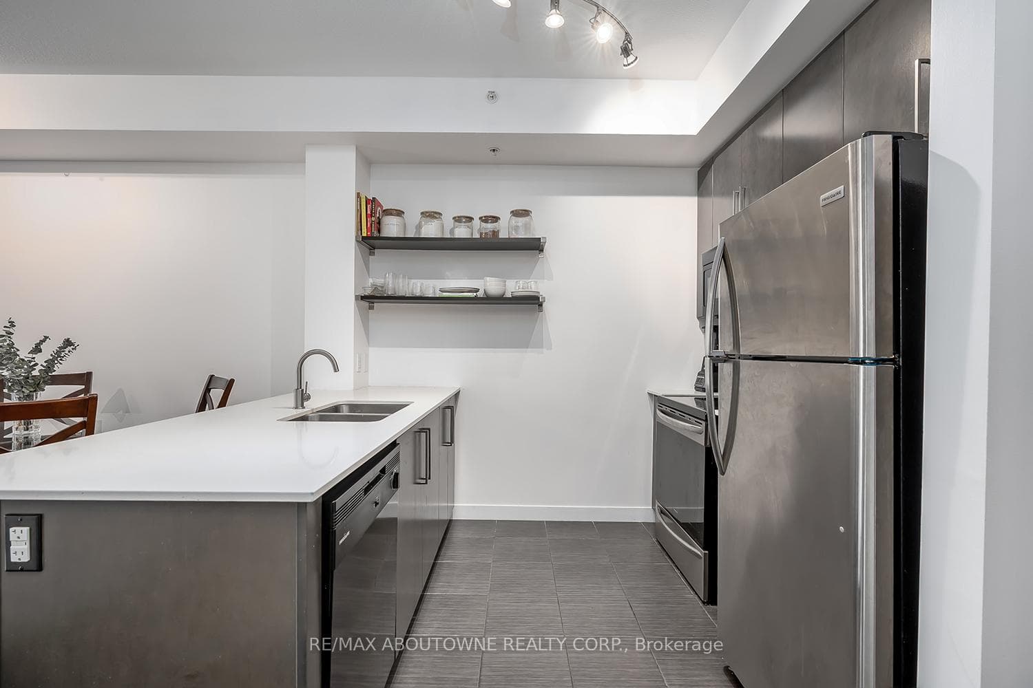 5010 Corporate Drive Unit 116 - Condo photo 4 of 29 in Burlington, Ontario