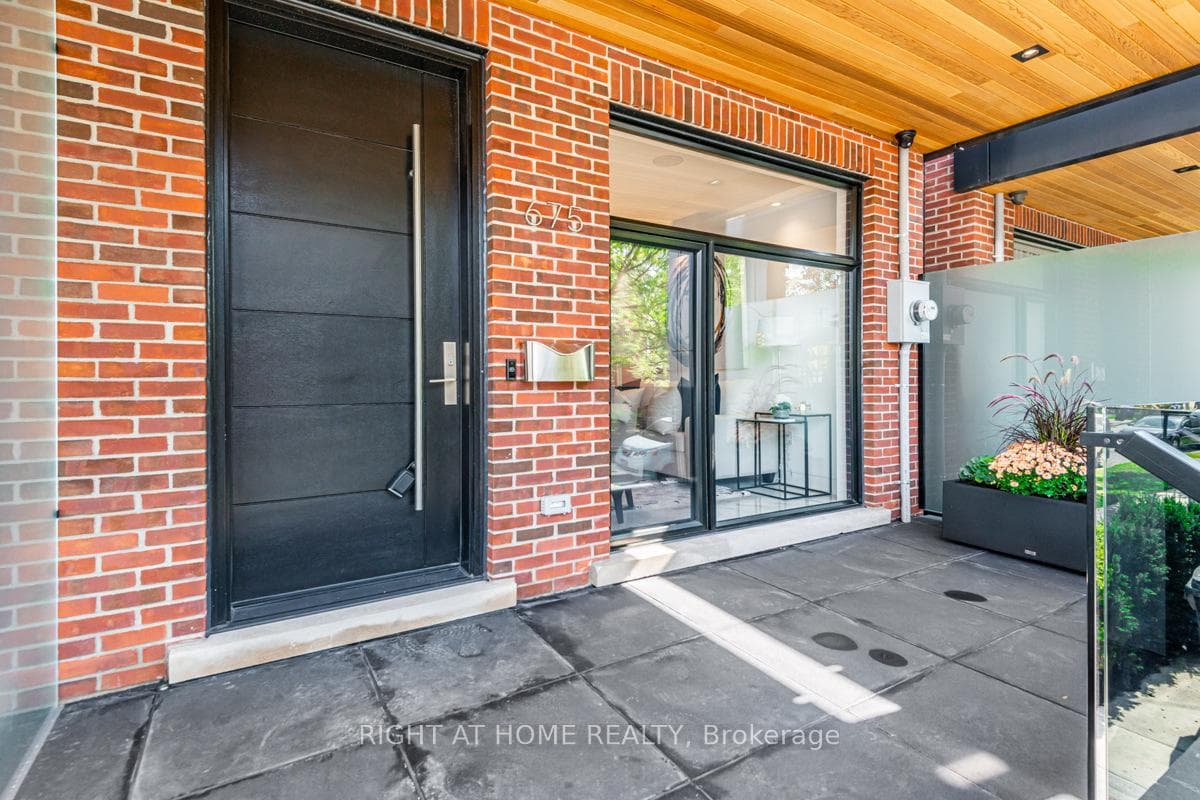675 Huron Street - Semi-Detached photo 2 of 39 in Annex / Yorkville / Summerhill, Ontario