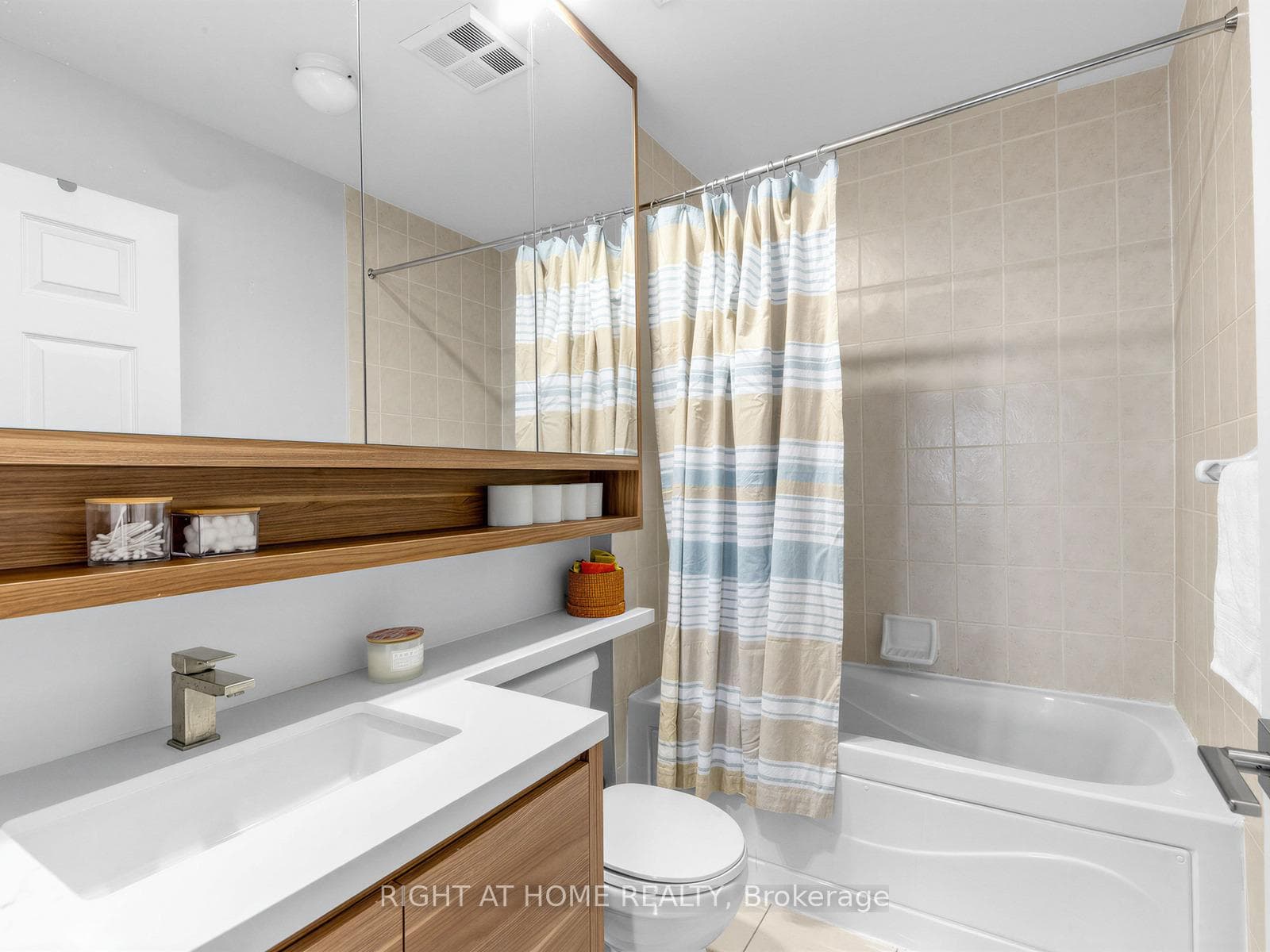 11 Christie Street Unit 406 - Condo photo 26 of 32 in Annex / Yorkville / Summerhill, Ontario