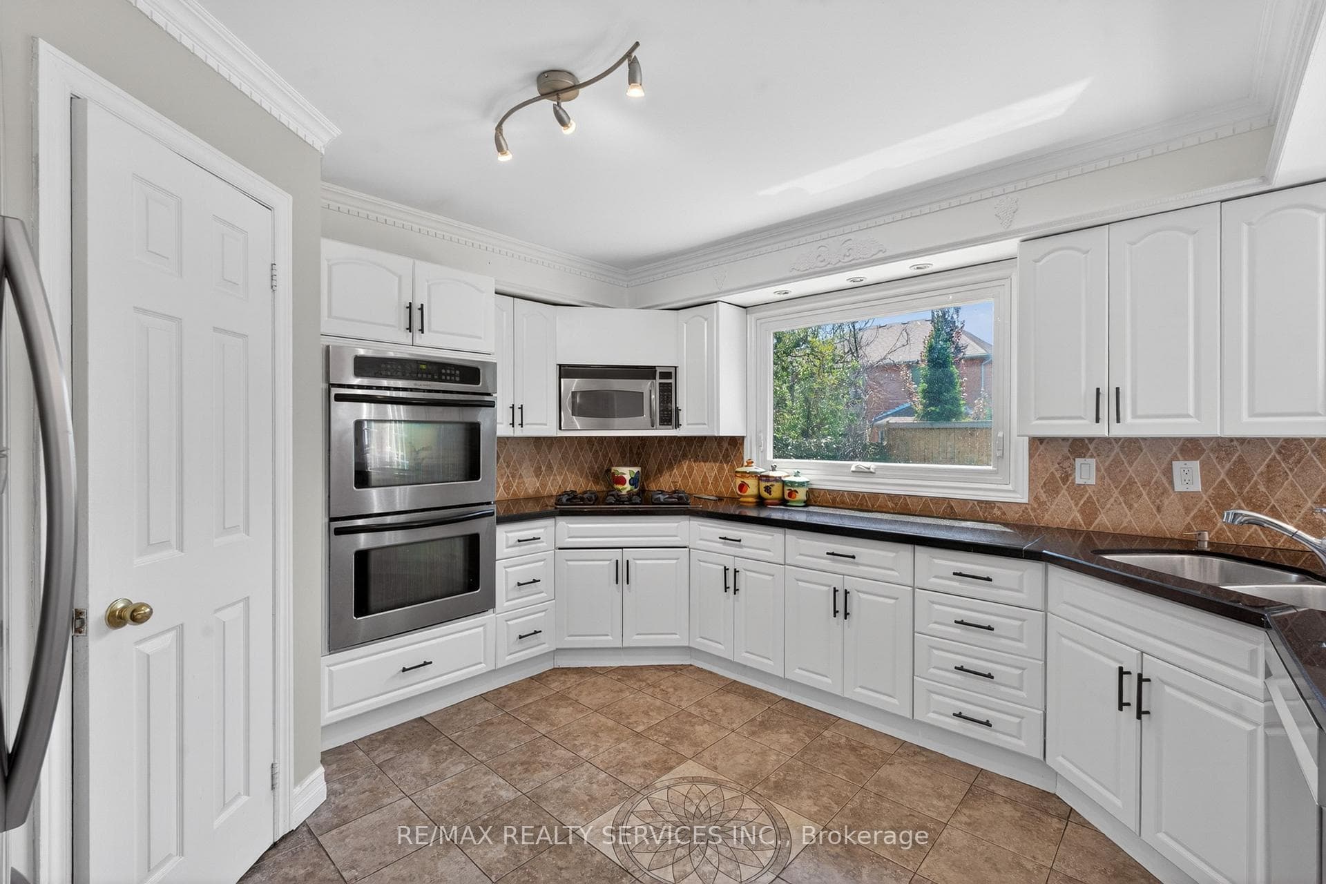 2069 Schoolmaster Circle - Detached photo 28 of 49 in Oakville, Ontario