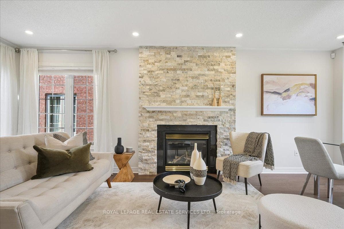 1493 Derby County Crescent - Detached photo 7 of 43 in Oakville, Ontario