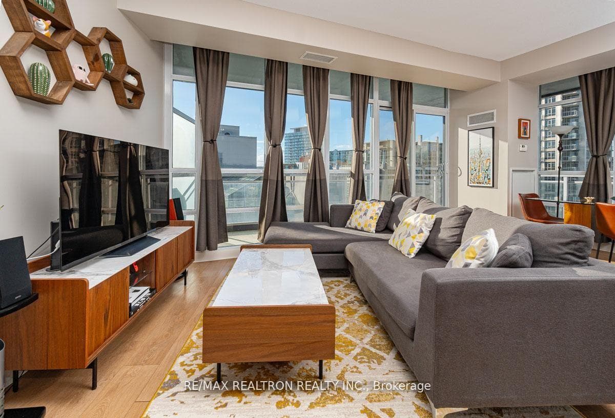 15 Bruyeres Mews Unit 1008 - Condo photo 3 of 33 in Downtown Toronto / Waterfront, Ontario