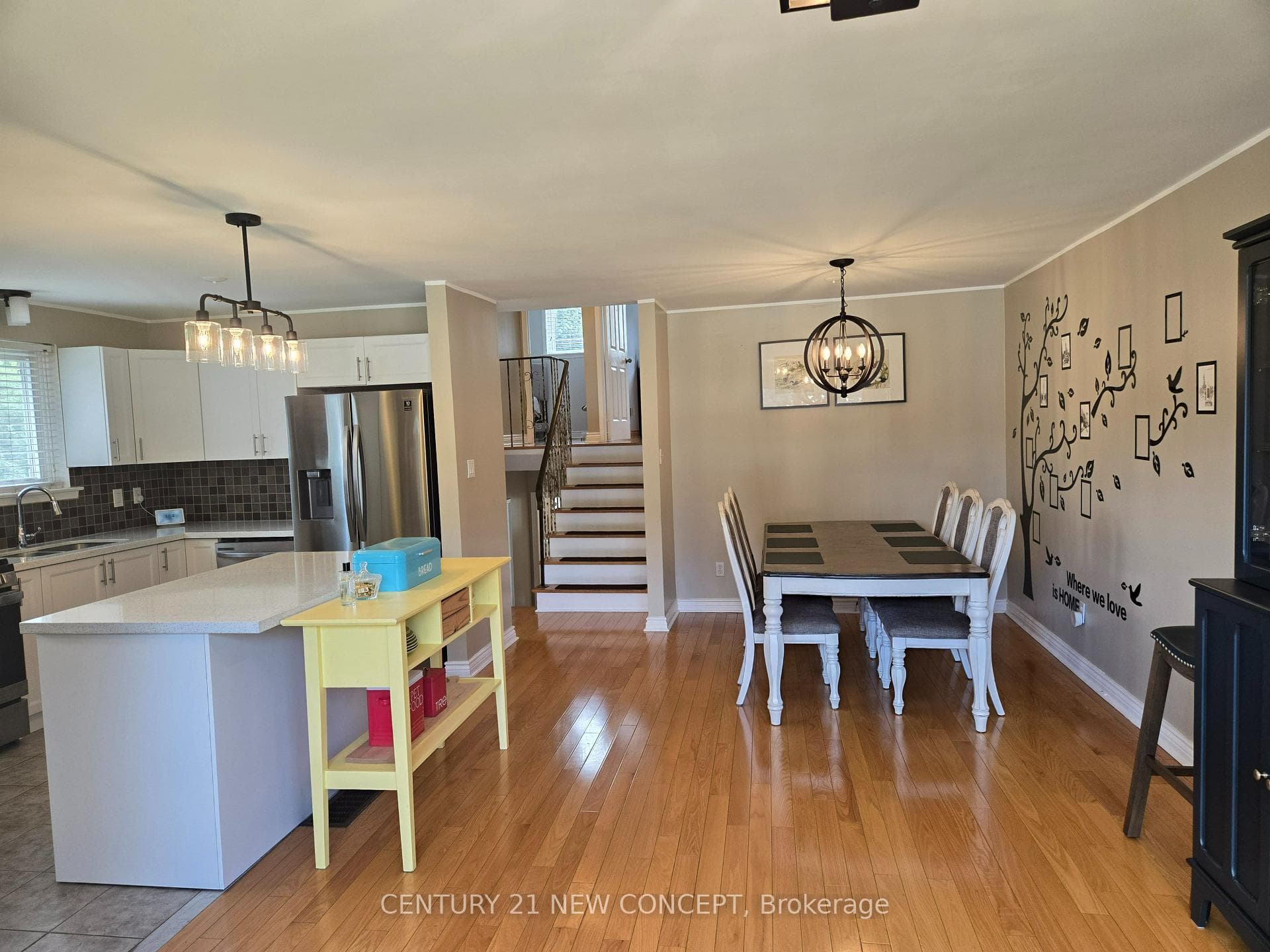 412 Melores Drive - Semi-Detached photo 2 of 26 in Burlington, Ontario