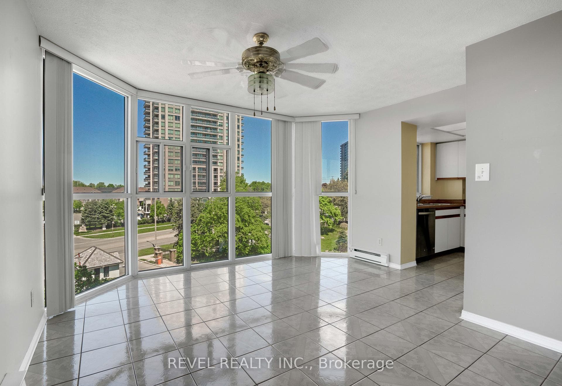 1360 Rathburn Road Unit 403 - Condo photo 8 of 31 in Mississauga, Ontario