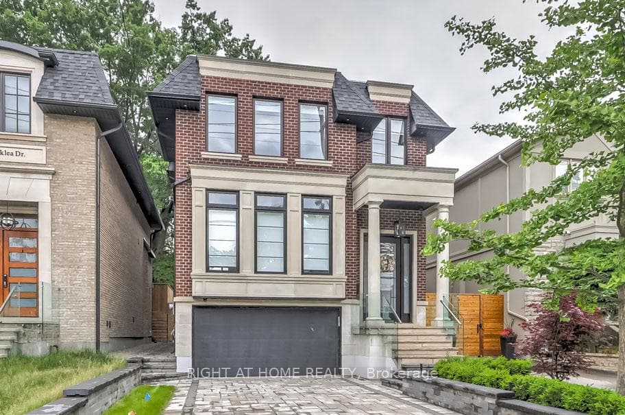 102 Parklea Drive - home for sale in Flemingdon Park / Don Mills, Ontario