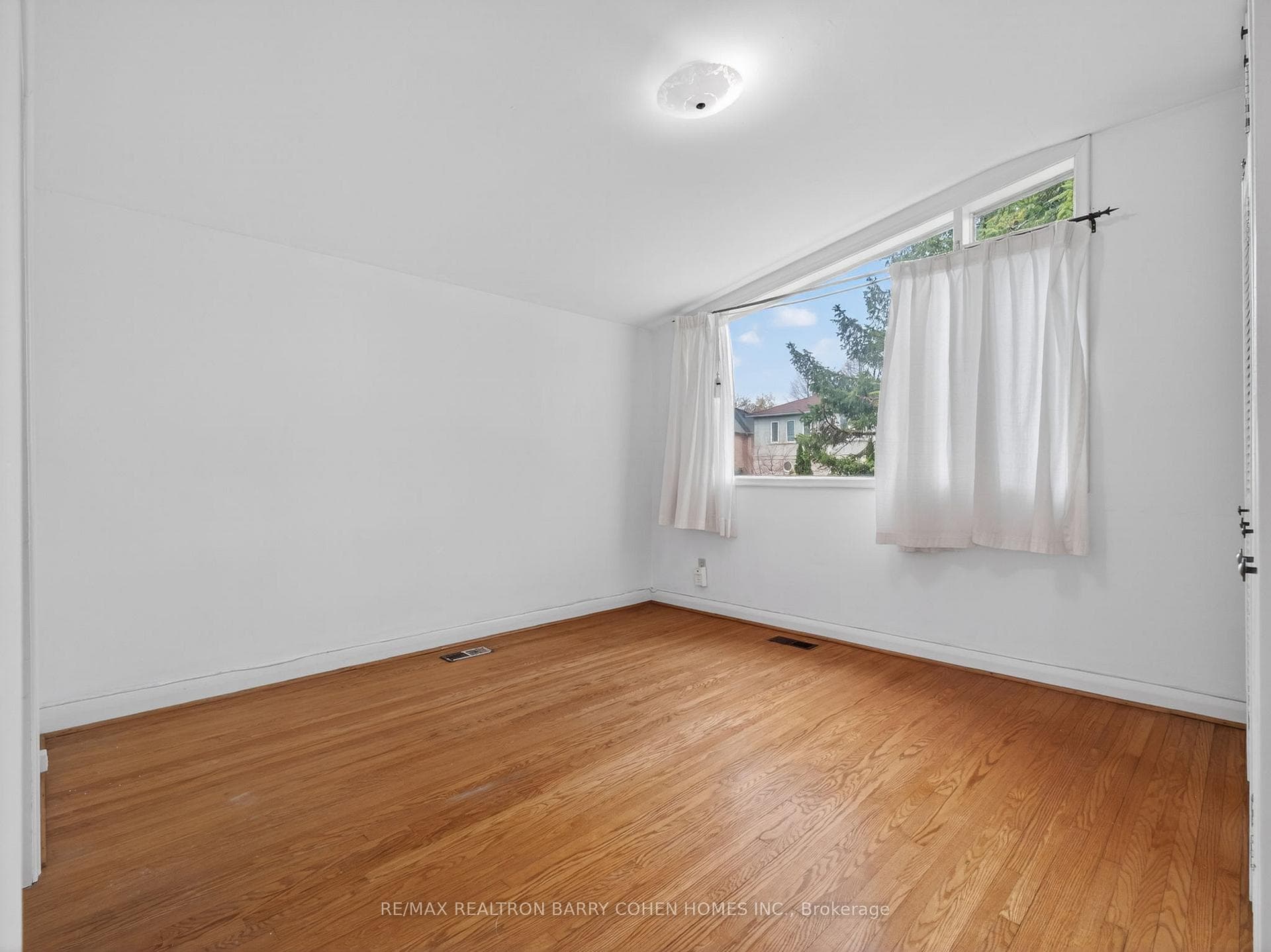 4 Malabar Place - Detached photo 10 of 19 in Don Mills / Parkwoods / Victoria Village, Ontario