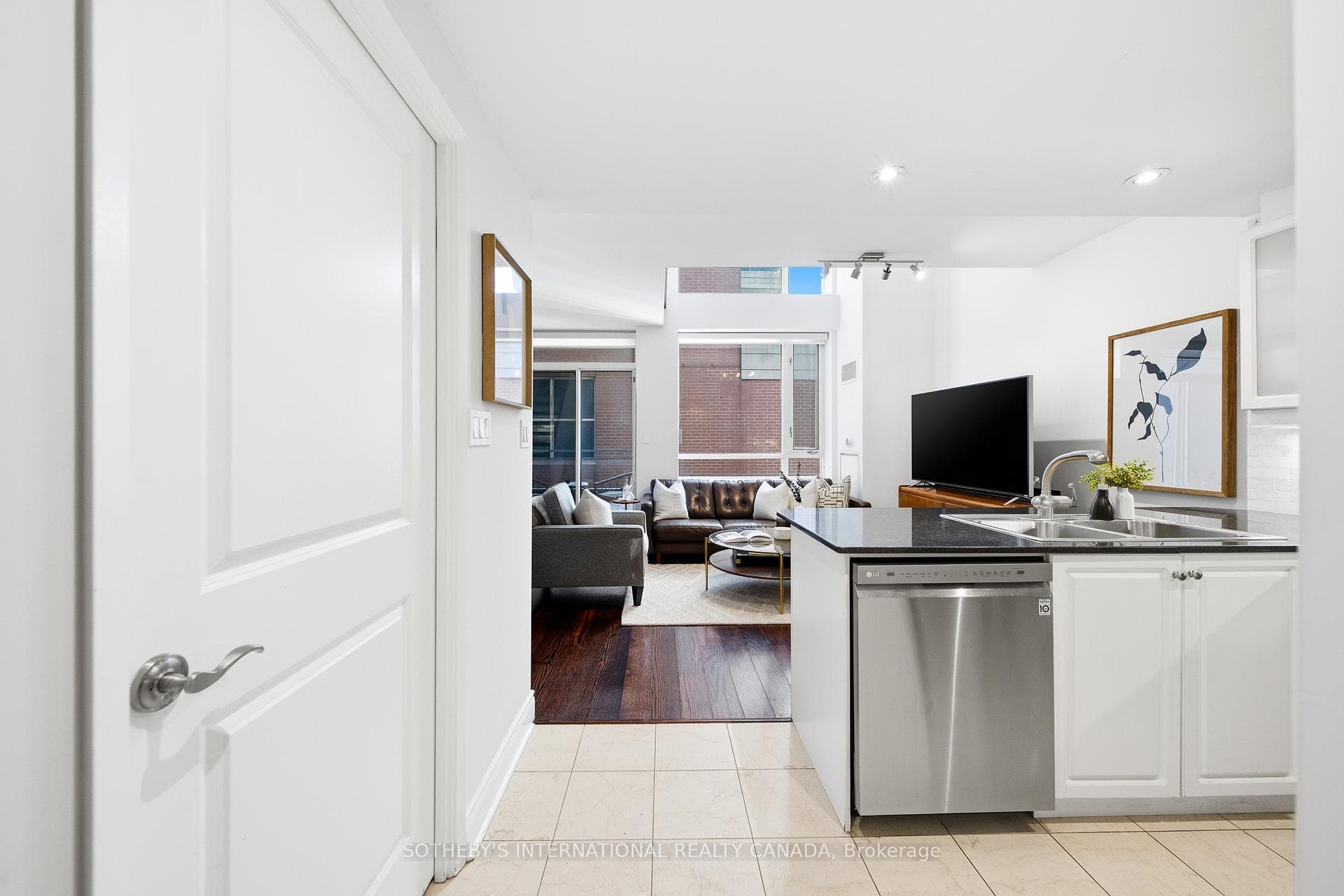 80 Cumberland Street Unit 1507 - Condo photo 2 of 32 in Annex / Yorkville / Summerhill, Ontario