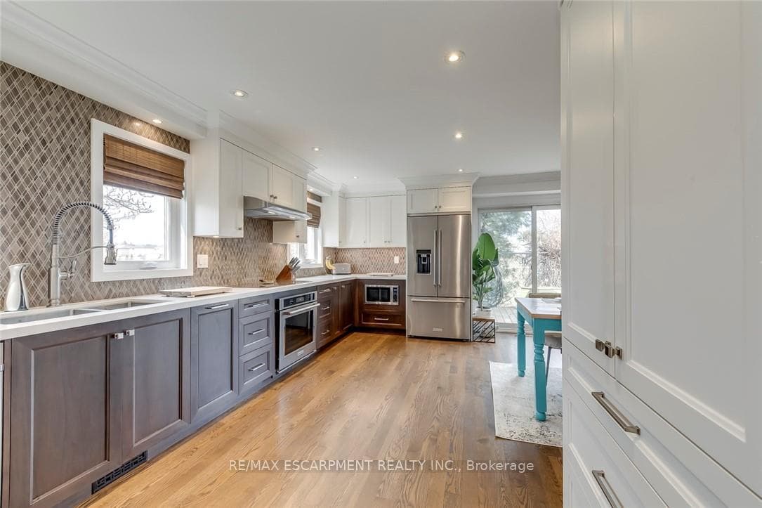 3311 SPRINGVALE Court - Detached photo 18 of 50 in Burlington, Ontario