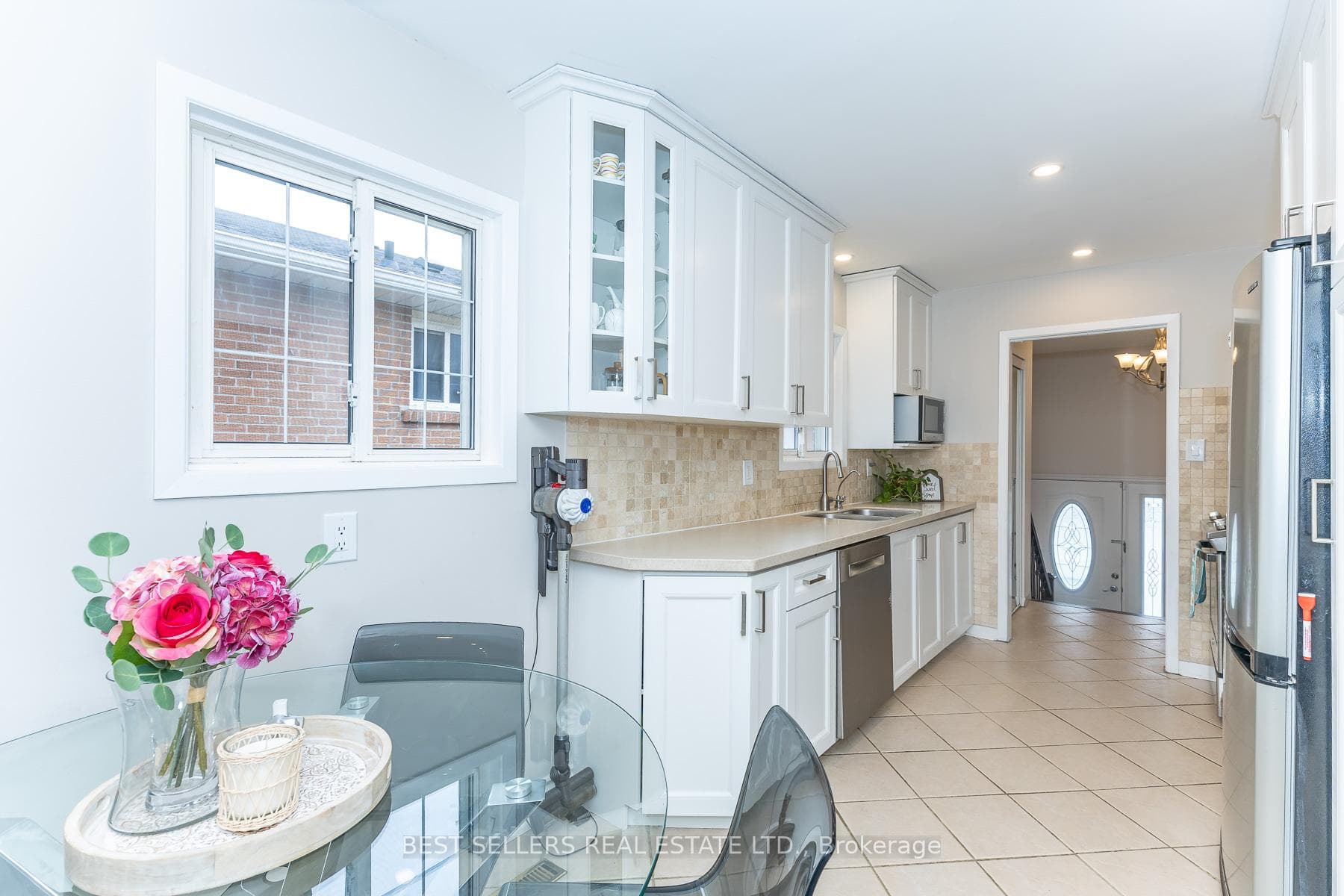 2554 Palisander Avenue - Semi-Detached photo 5 of 31 in Mississauga, Ontario