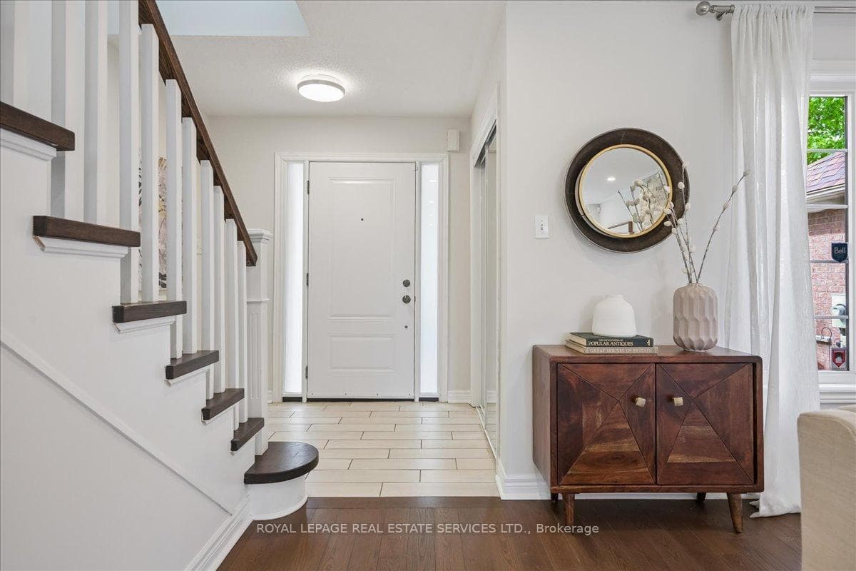 1493 Derby County Crescent - Detached photo 5 of 43 in Oakville, Ontario