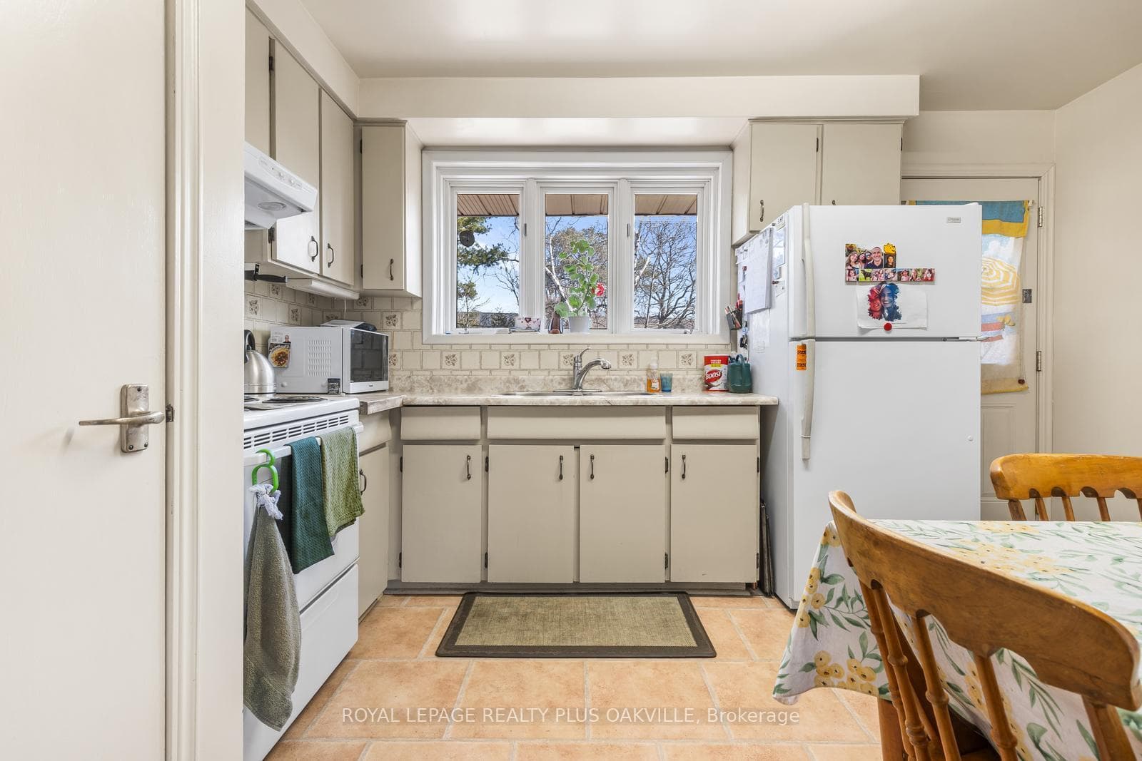 227 Sandwell Drive - Detached photo 7 of 44 in Oakville, Ontario