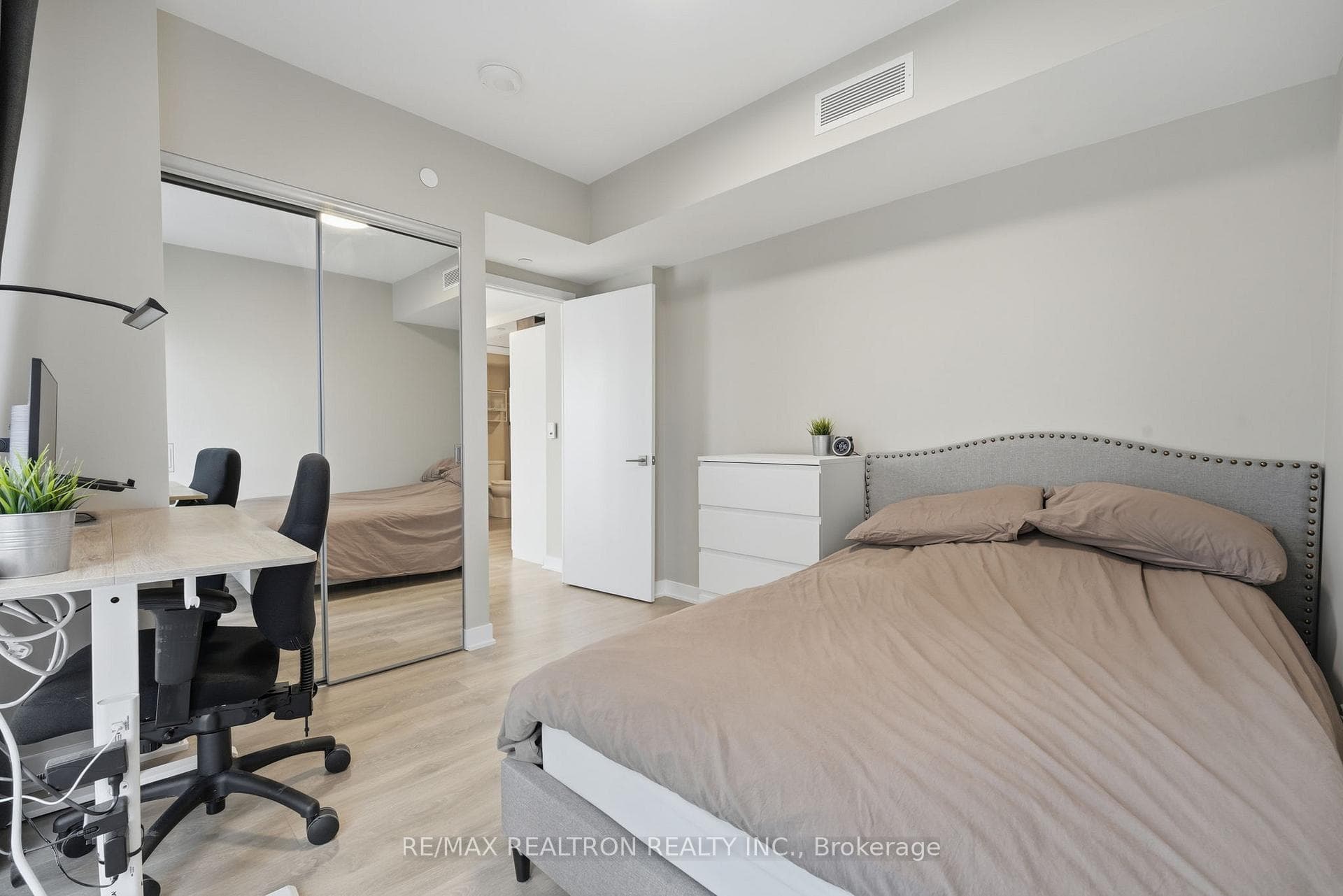 188 Cumberland Street Unit 1501 - Condo photo 13 of 17 in Annex / Yorkville / Summerhill, Ontario
