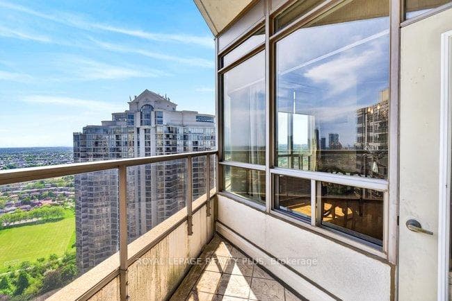 35 Kingsbridge Garden Circle Unit TPH4 - Condo photo 13 of 50 in Mississauga, Ontario