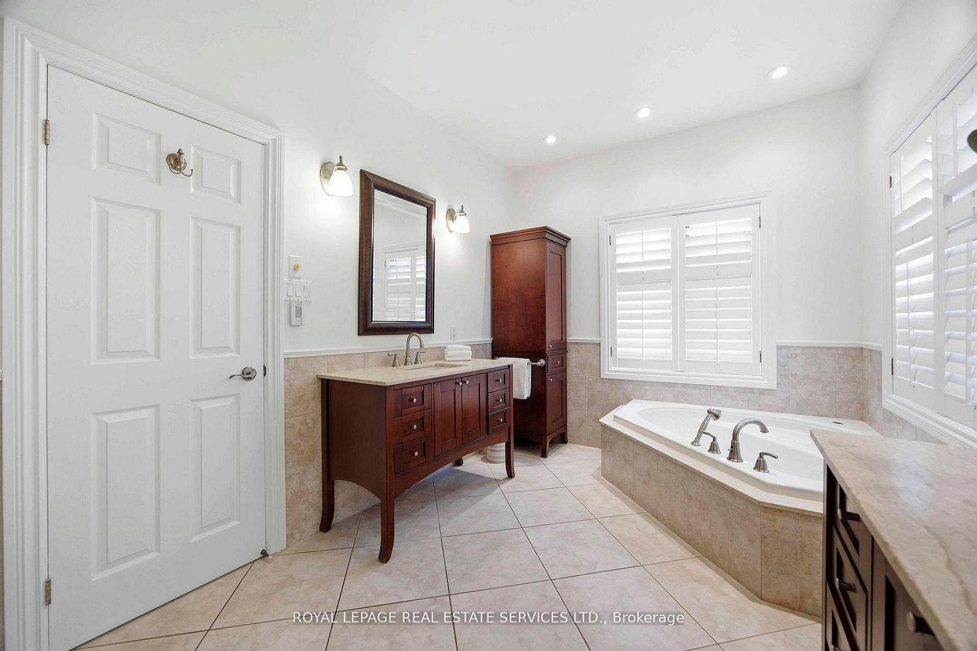 100 Rathburn Road - Detached photo 18 of 42 in Etobicoke (Islington / Rexdale), Ontario