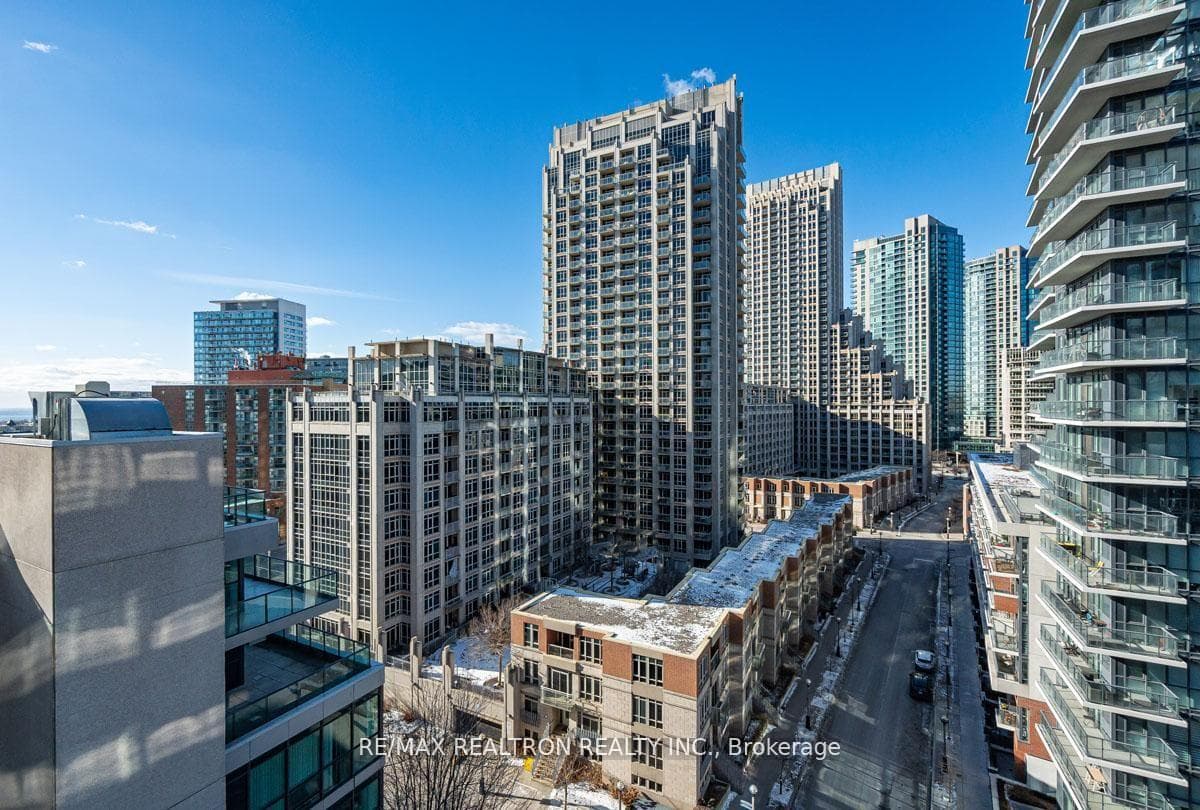 15 Bruyeres Mews Unit 1008 - Condo photo 25 of 33 in Downtown Toronto / Waterfront, Ontario