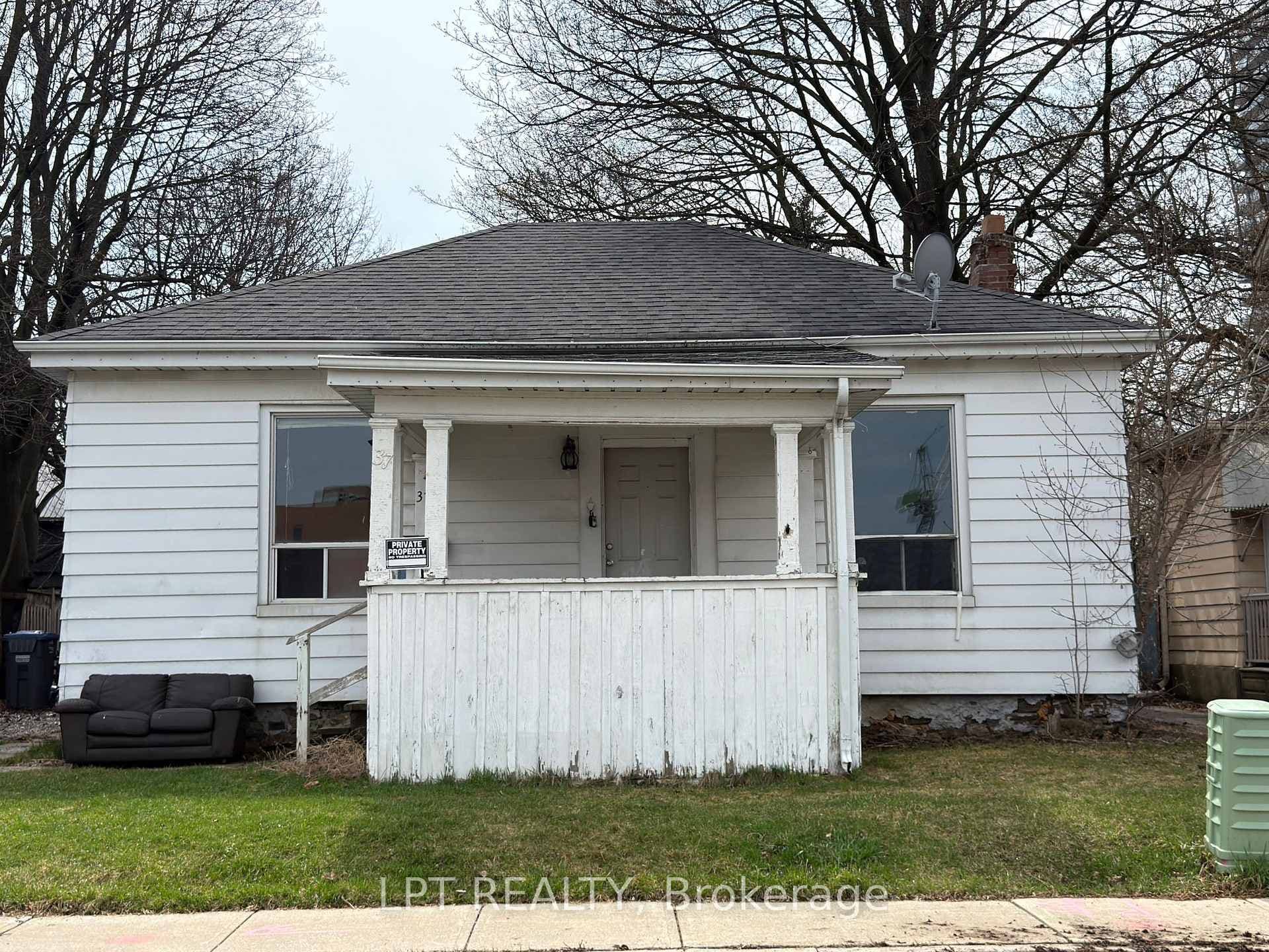 37 Elizabeth Street - Detached photo 2 of 9 in Brampton, Ontario