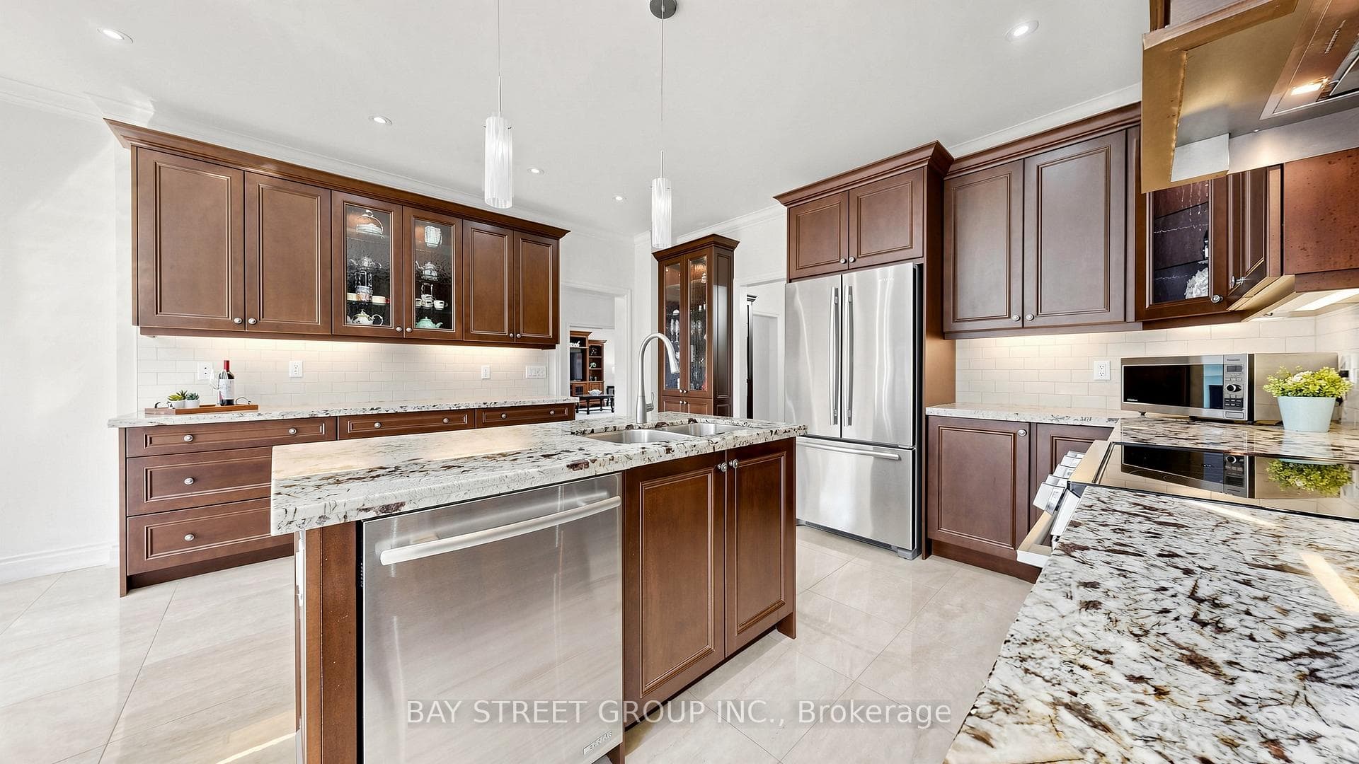 1742 Sir Monty's Drive - Detached photo 11 of 43 in Mississauga, Ontario