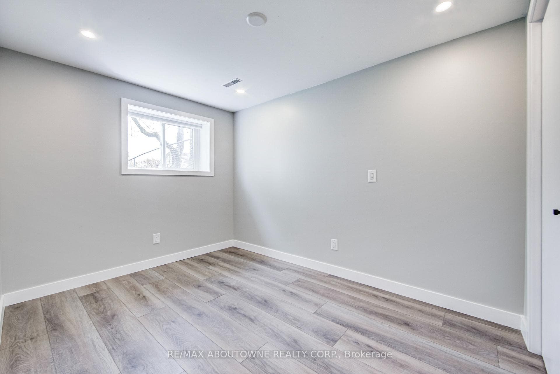 2367 Middlesmoor Crescent - Semi-Detached photo 25 of 31 in Burlington, Ontario