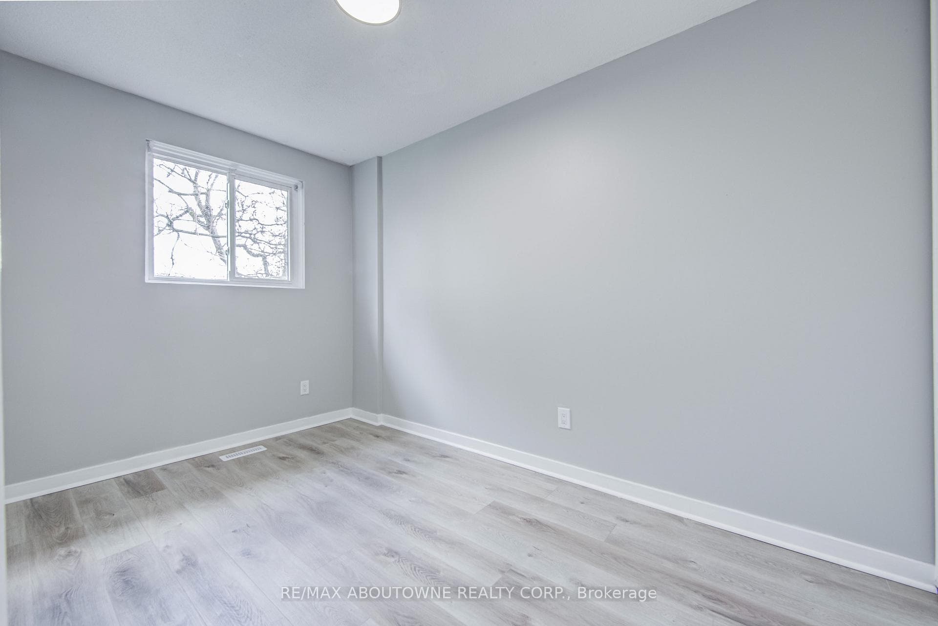 2367 Middlesmoor Crescent - Semi-Detached photo 13 of 31 in Burlington, Ontario