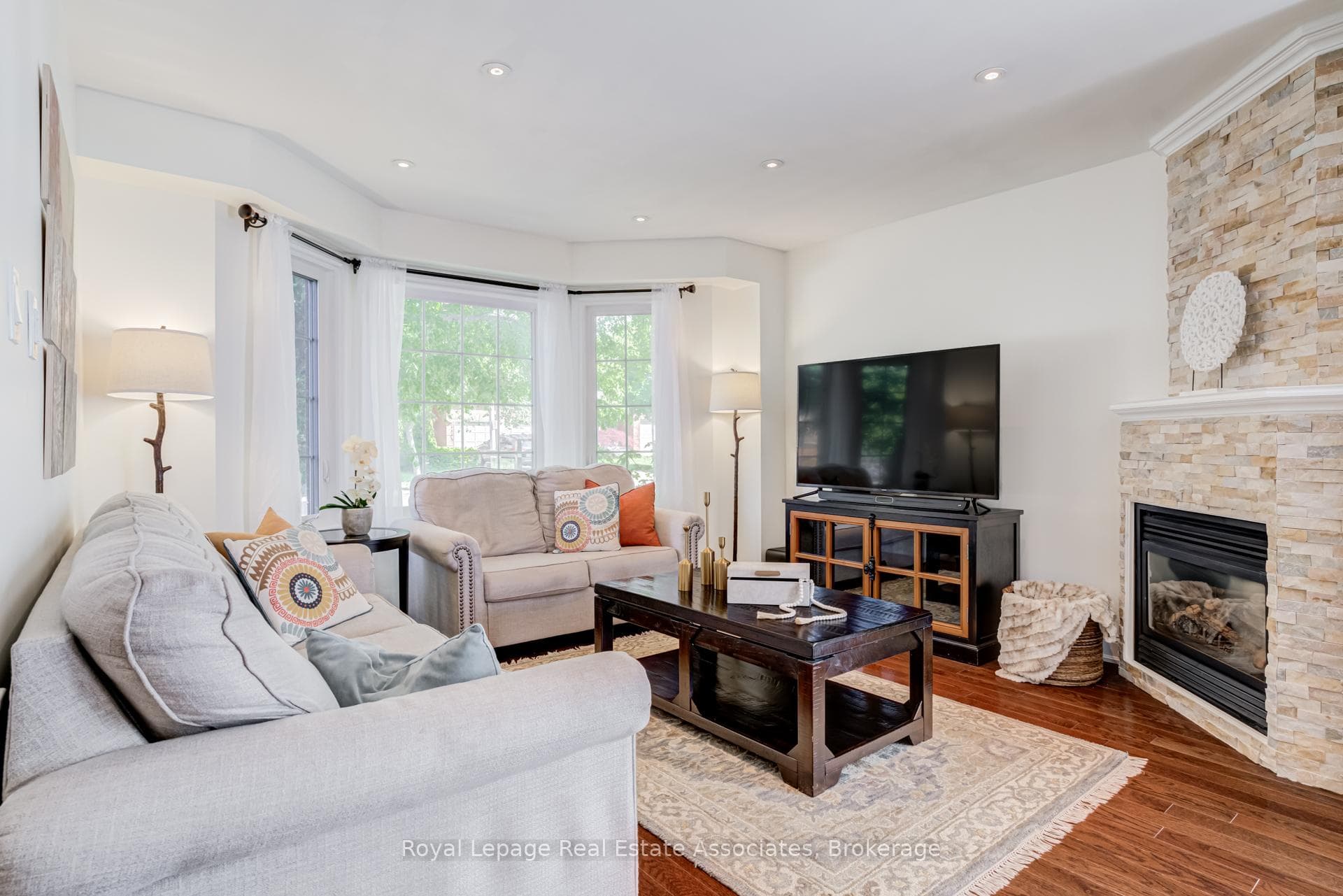 1179 Treetop Terrace - Townhouse photo 7 of 50 in Oakville, Ontario