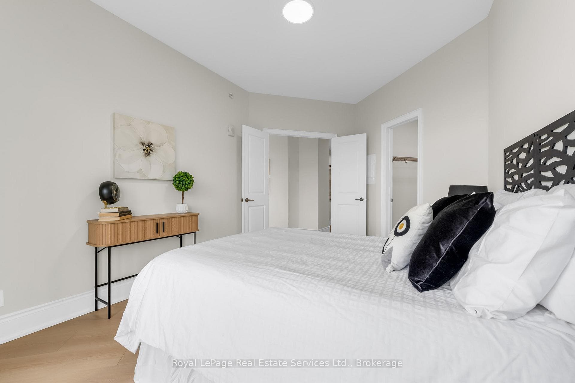 205 Lakeshore Road Unit 407 - Condo photo 13 of 27 in Oakville, Ontario