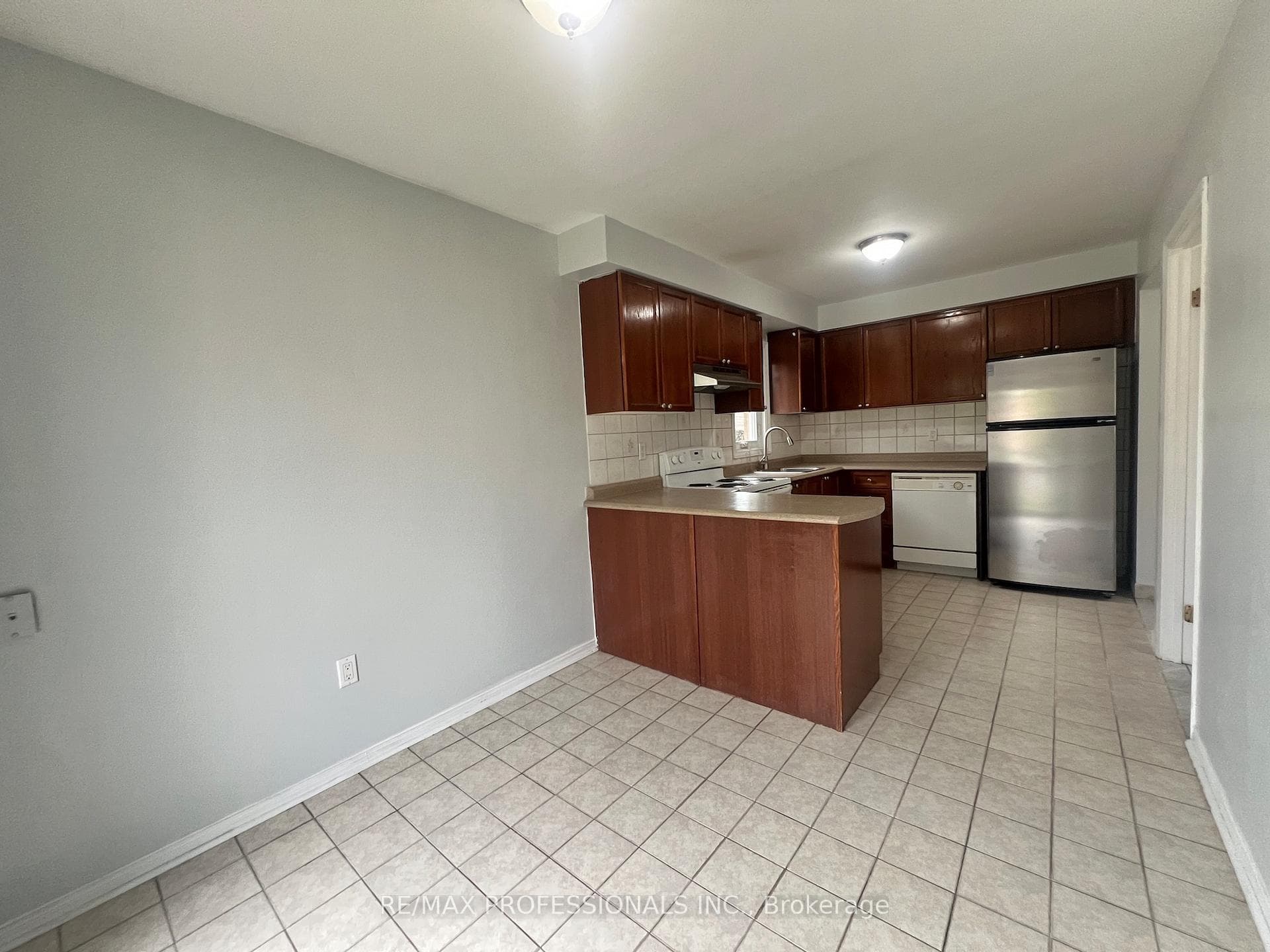110 Springview Drive - Detached photo 9 of 40 in Brampton, Ontario