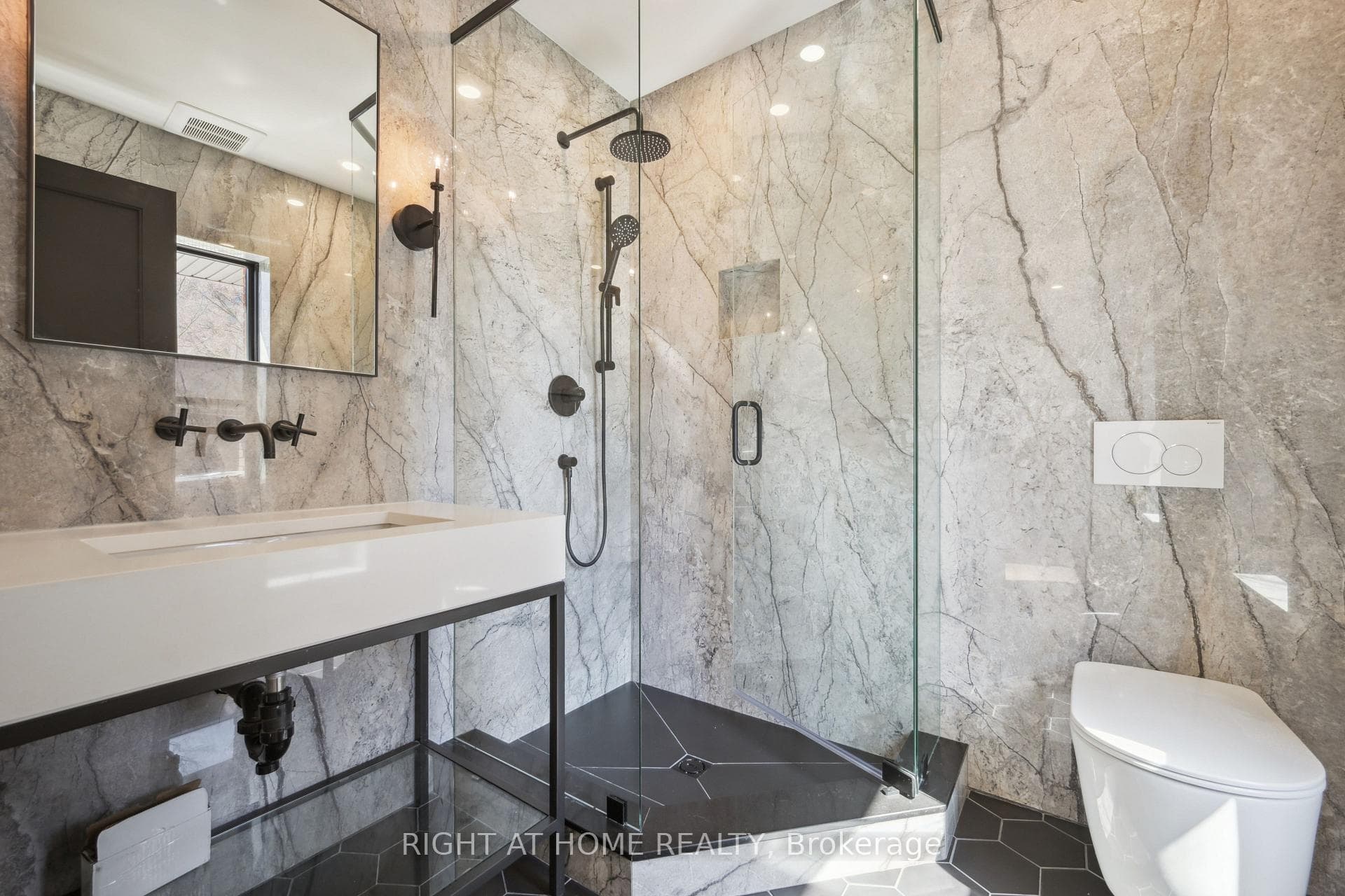 2187 Lakeshore Road - Detached photo 13 of 28 in Burlington, Ontario