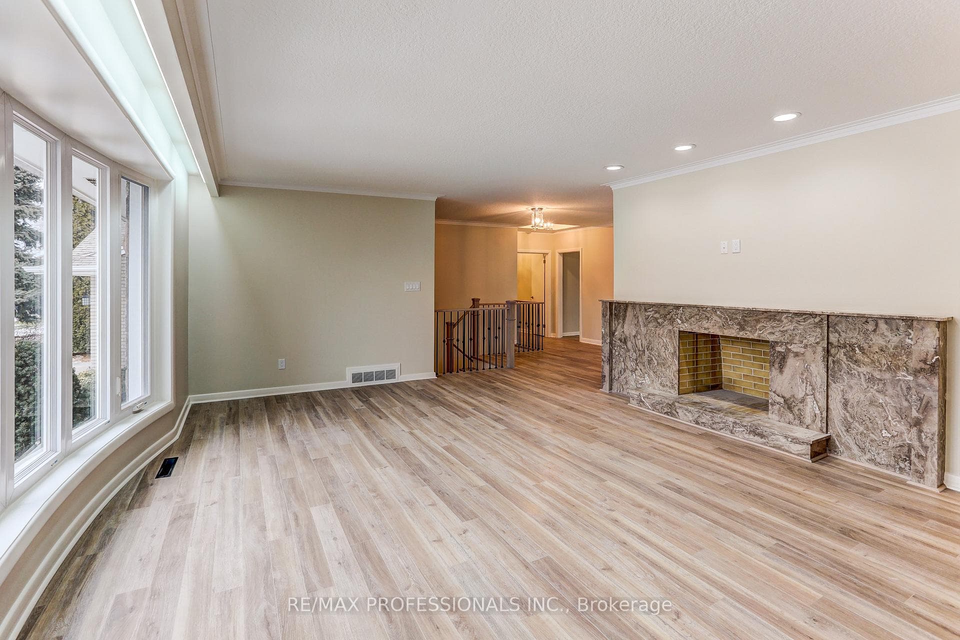 23 Ravensbourne Crescent - Detached photo 7 of 44 in Etobicoke (Islington / Rexdale), Ontario