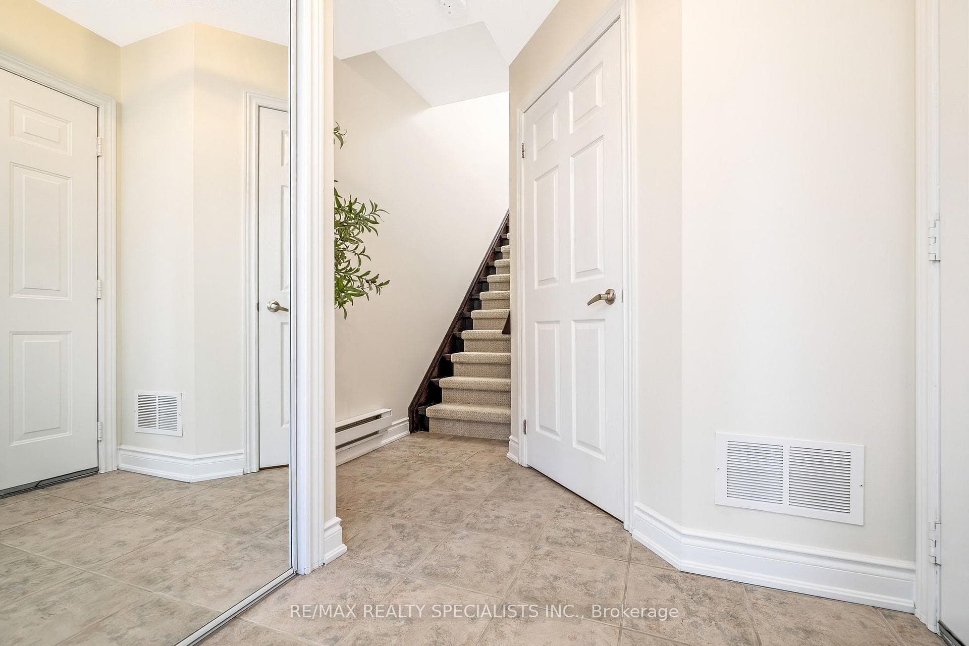 3032 Drumloch Avenue - Townhouse photo 4 of 29 in Oakville, Ontario