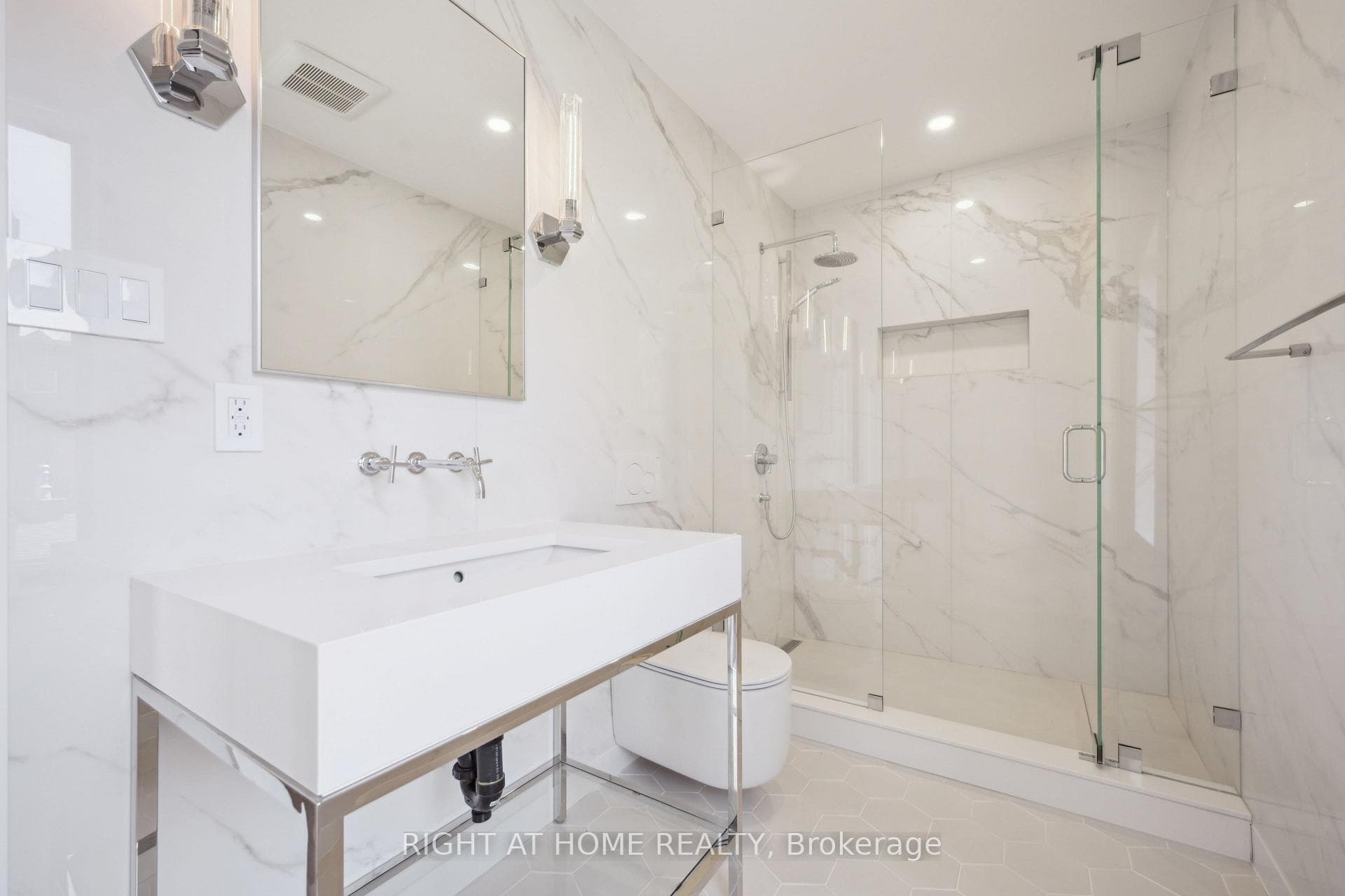 2187 Lakeshore Road - Detached photo 12 of 28 in Burlington, Ontario