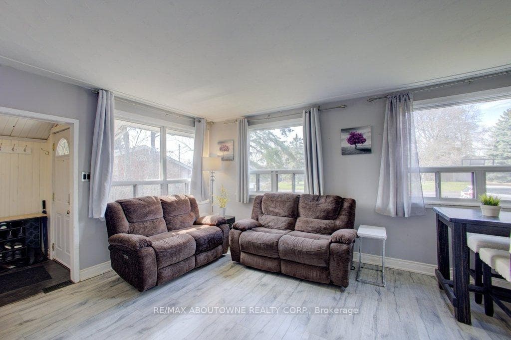 114 Ringwood Road - Detached photo 7 of 20 in Oakville, Ontario