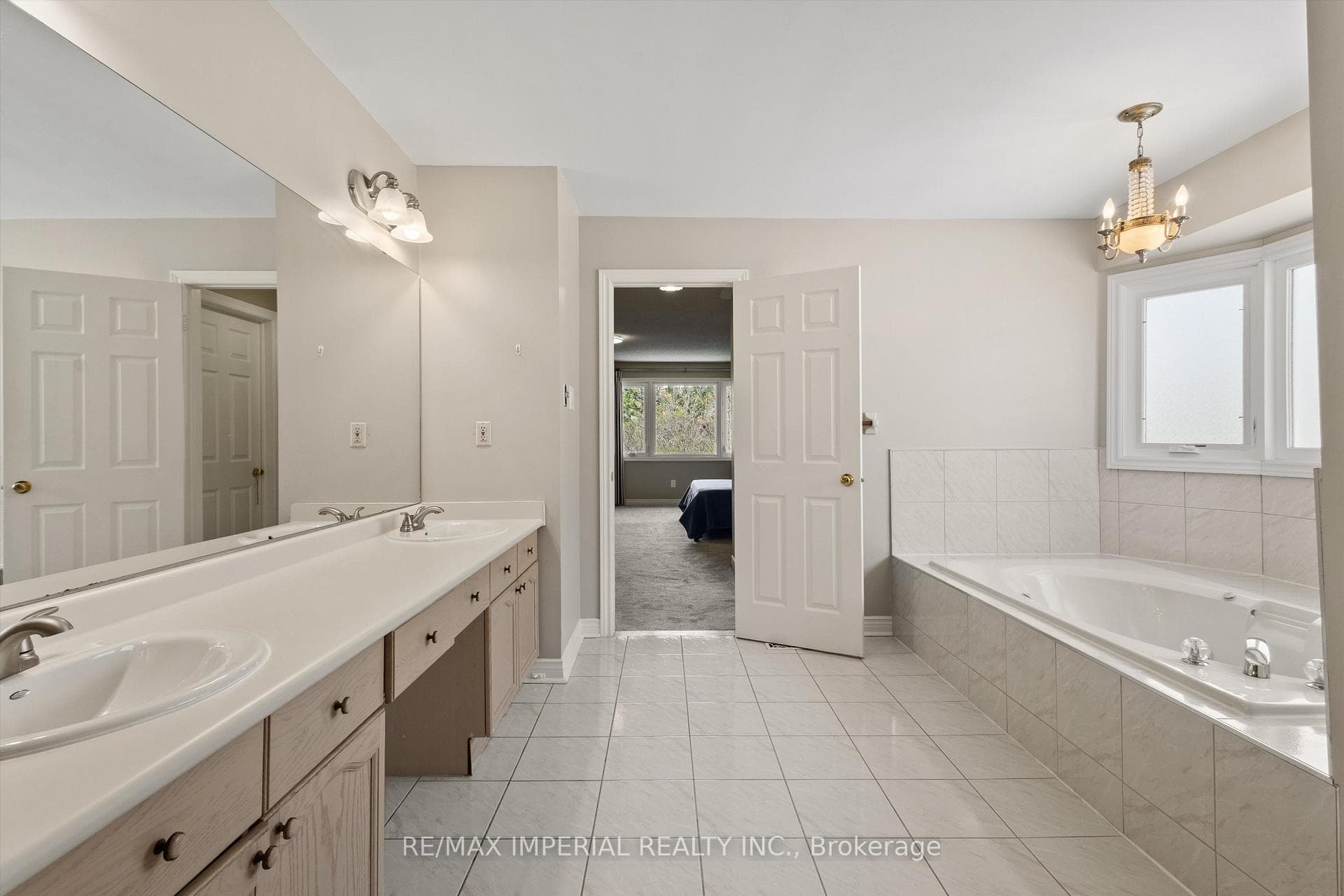 2044 Schoolmaster Circle - Detached photo 24 of 45 in Oakville, Ontario
