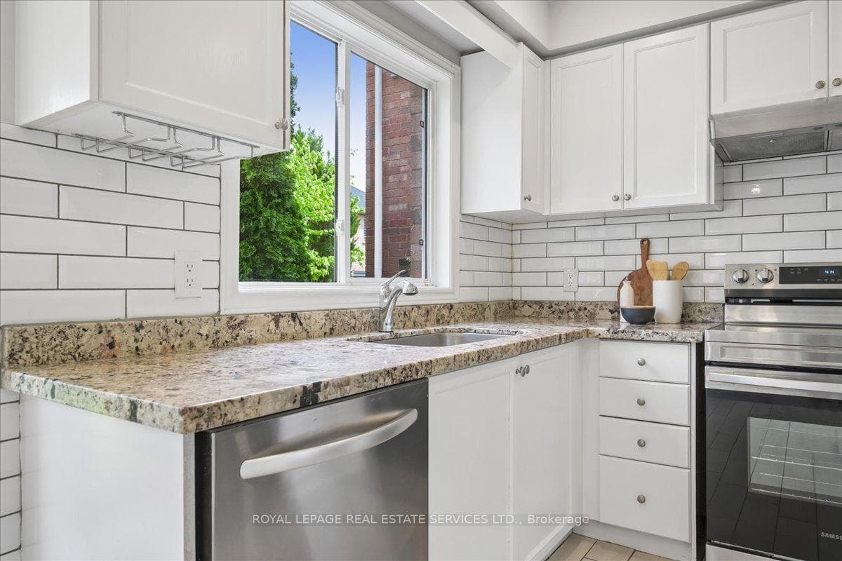 1493 Derby County Crescent - Detached photo 16 of 43 in Oakville, Ontario