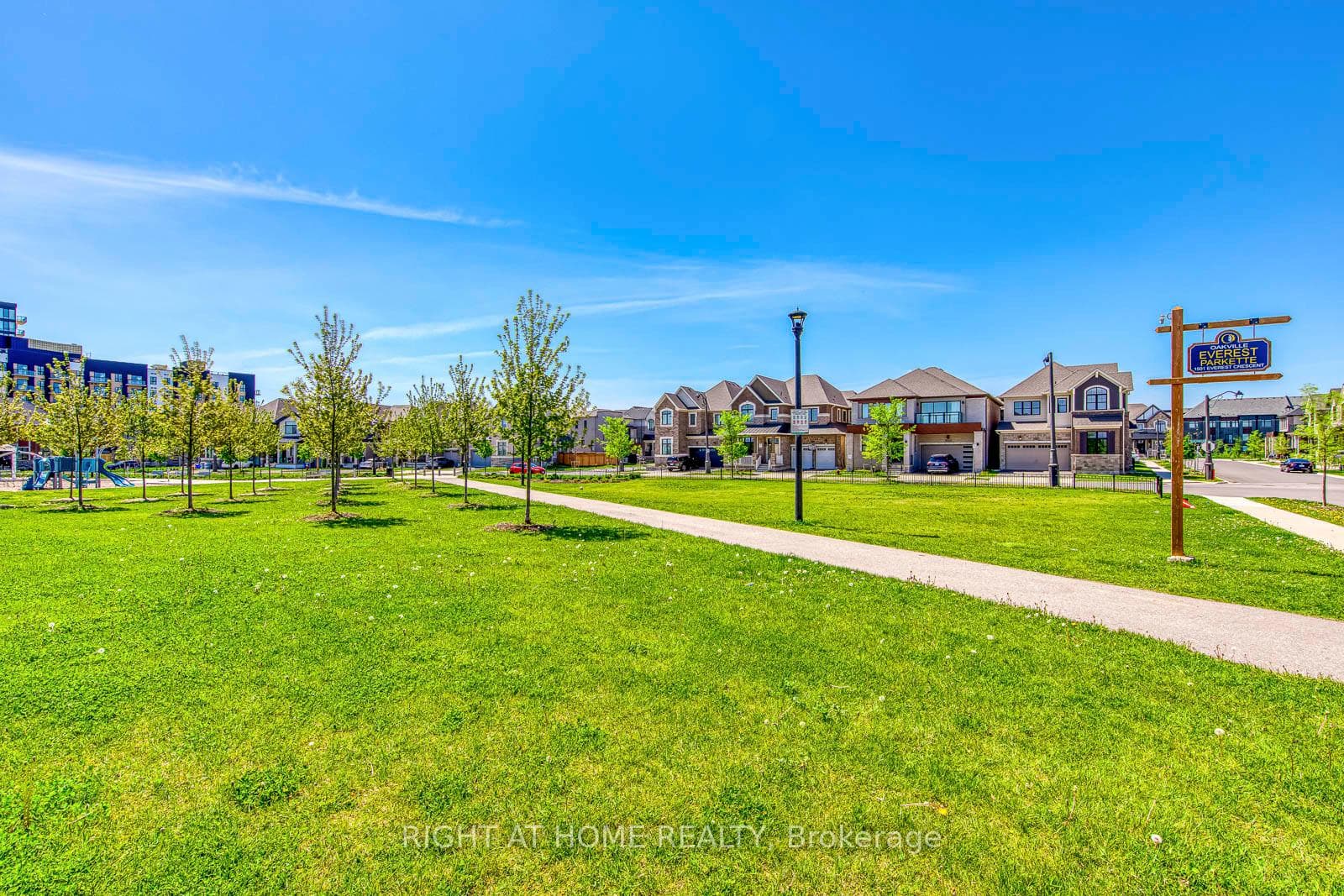 1387 Aymond Crescent - Detached photo 3 of 26 in Oakville, Ontario