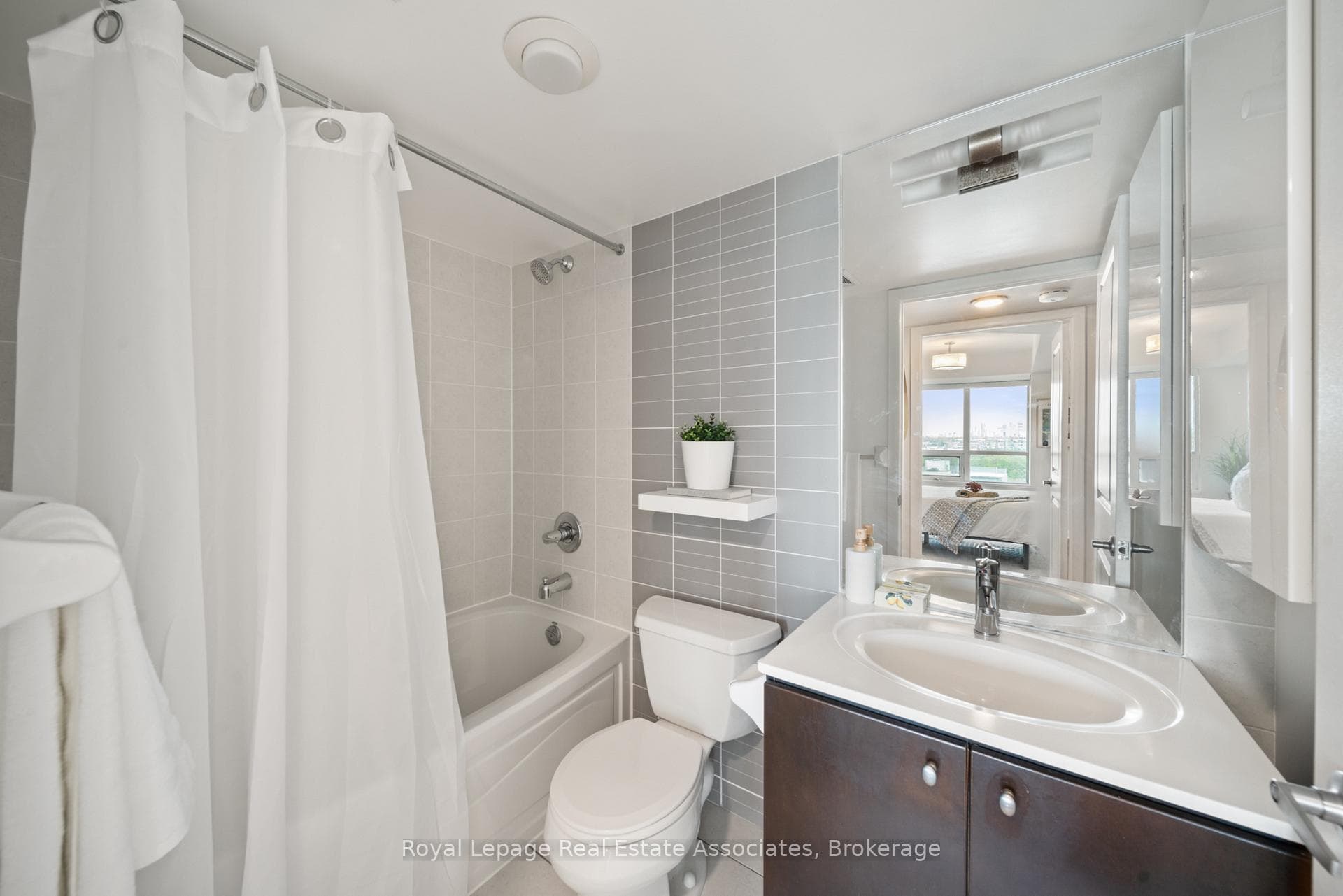 225 Sherway Gardens Road Unit 1601 - Condo photo 9 of 15 in Etobicoke (Islington / Rexdale), Ontario
