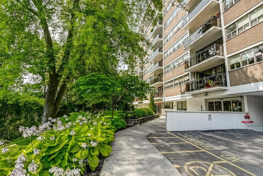 212 Kerr Street Unit 404 - Condo photo 3 of 33 in Oakville, Ontario