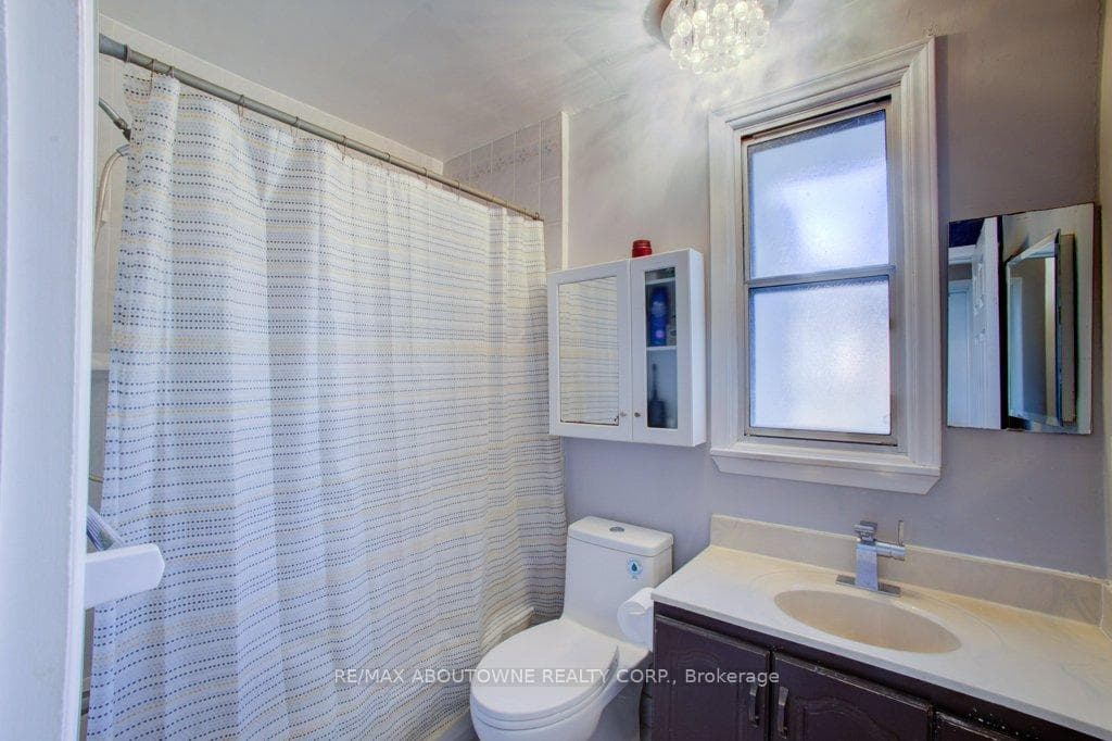114 Ringwood Road - Detached photo 11 of 20 in Oakville, Ontario